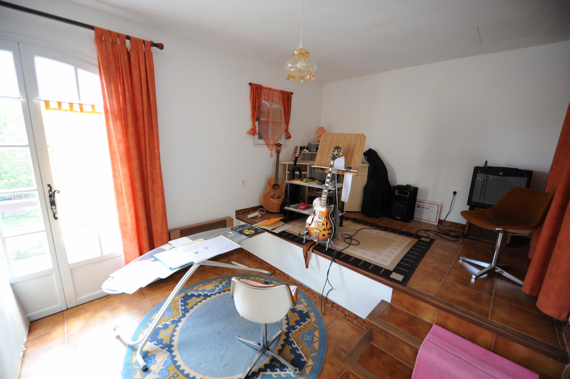 Emplacement commercial de premier ordre avec maison, piscine et annexes   en Luberon