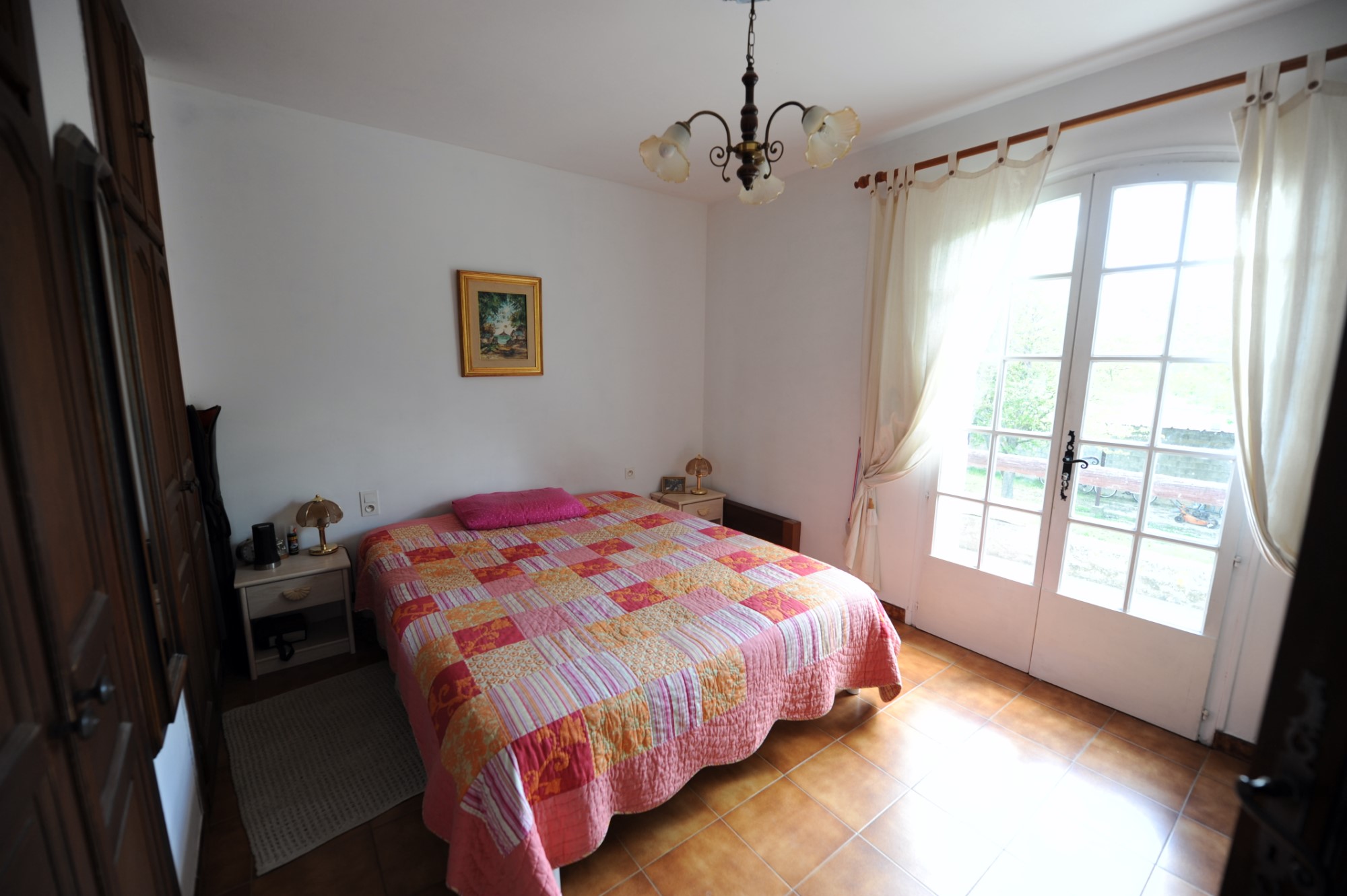 Emplacement commercial de premier ordre avec maison, piscine et annexes   en Luberon