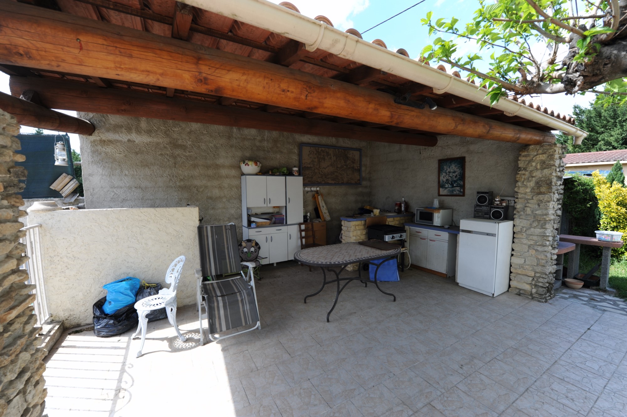 Emplacement commercial de premier ordre avec maison, piscine et annexes   en Luberon