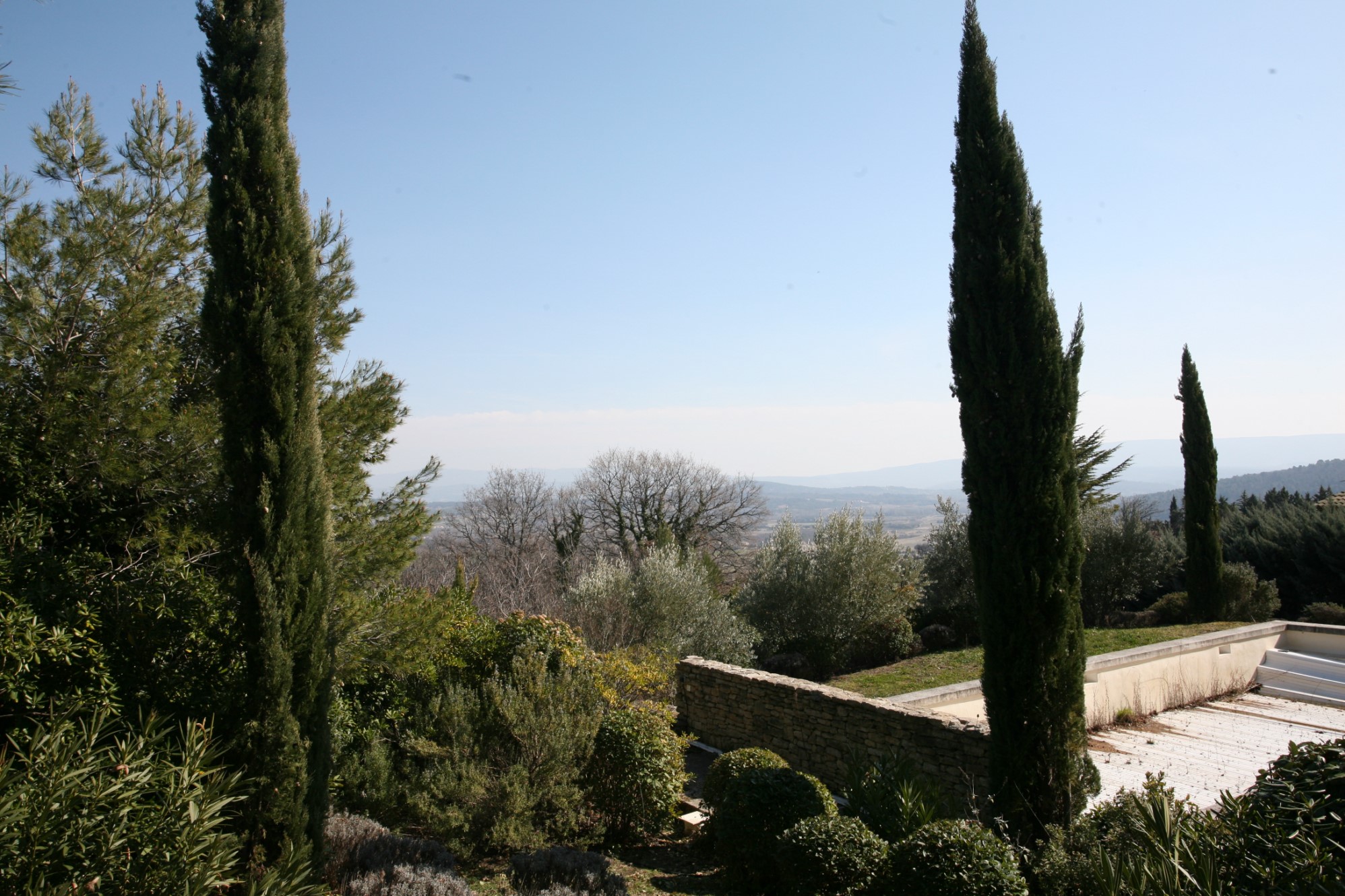 A vendre à Gordes, terrain avec maison à refaire    