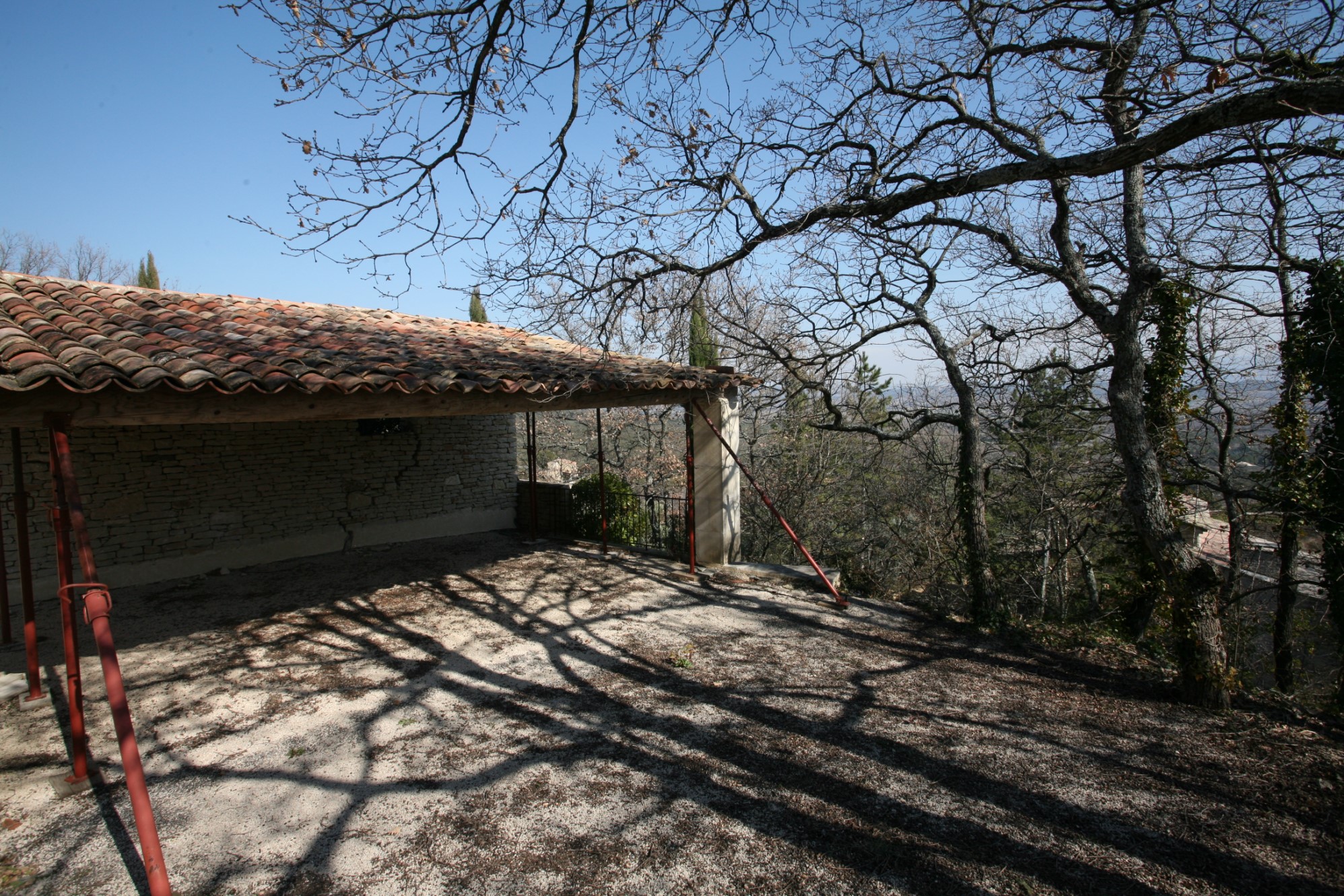 A vendre à Gordes, terrain avec maison à refaire    