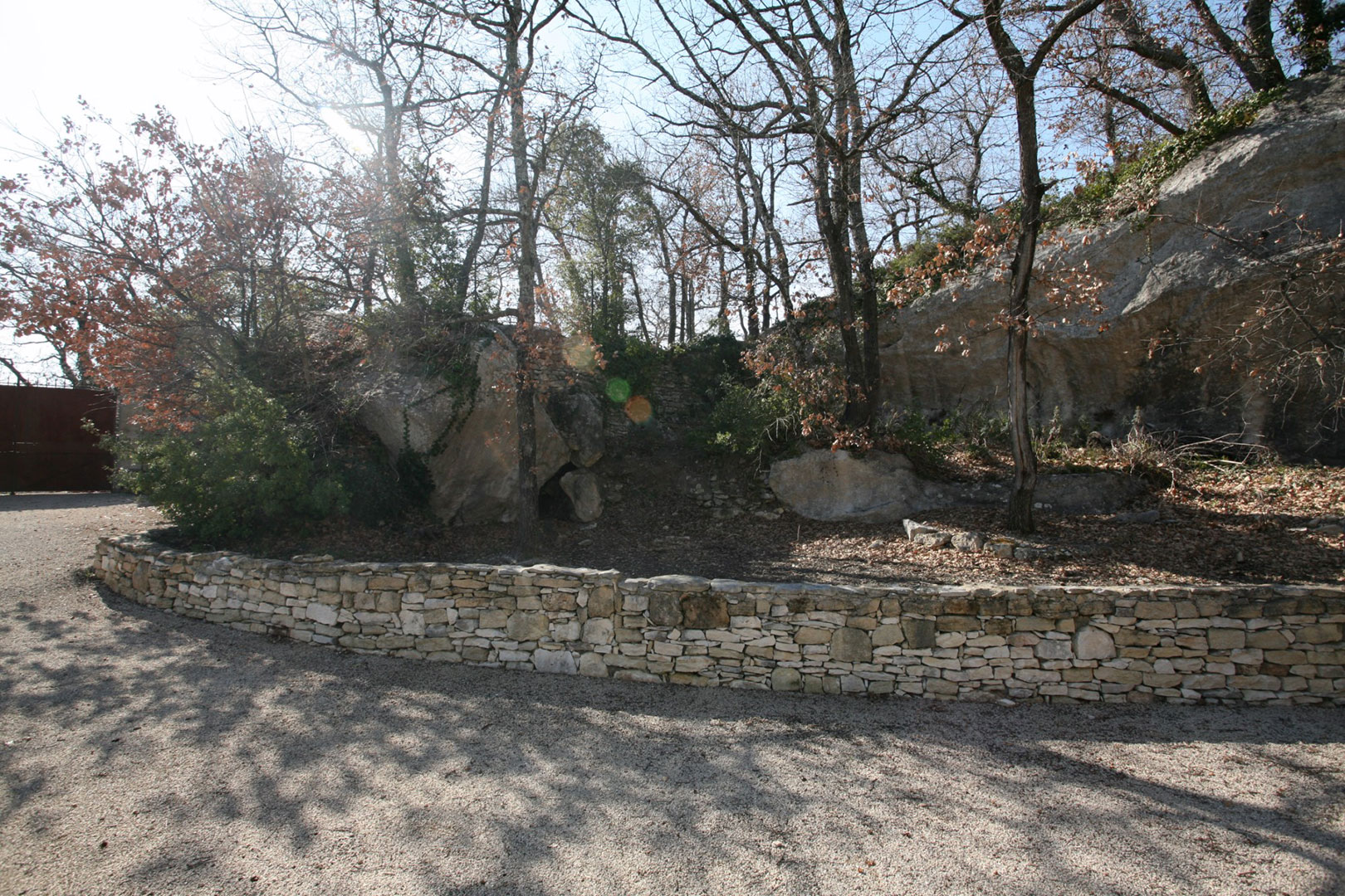 A vendre à Gordes, terrain avec maison à refaire    