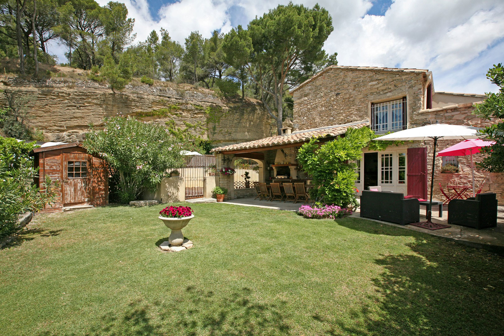En vente en Provence, belle maison de famille avec gites, jardin et piscine  