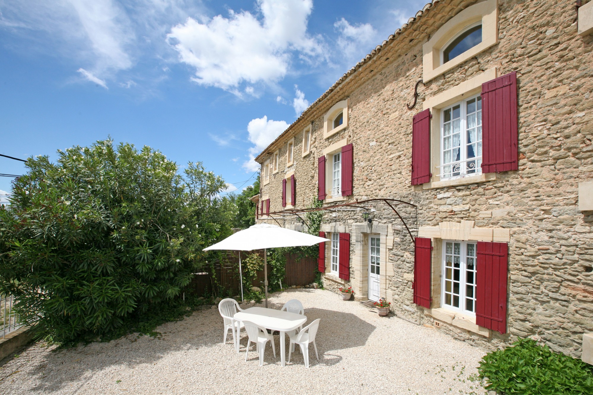 En vente en Provence, belle maison de famille avec gites, jardin et piscine  