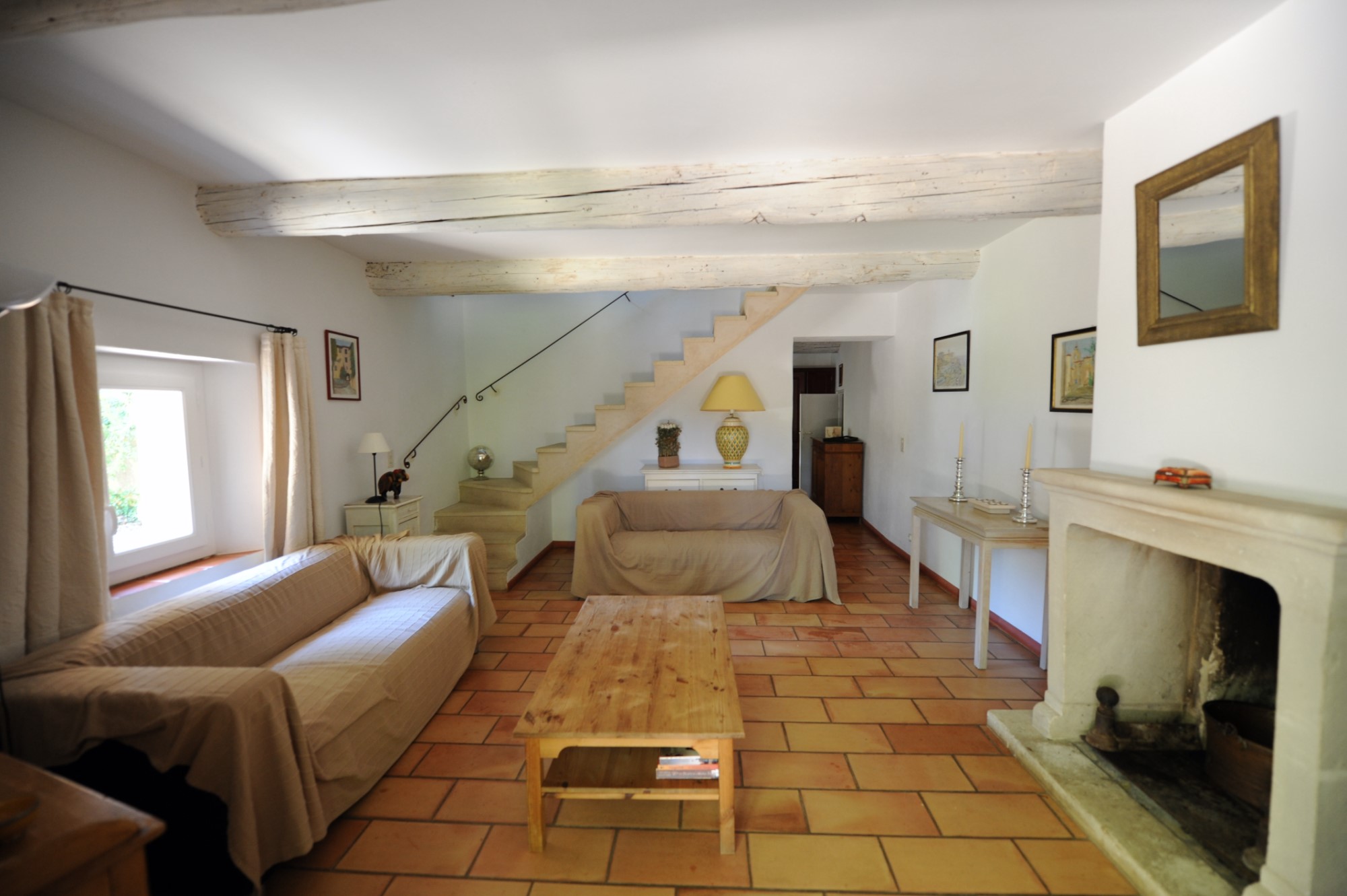 Belle ferme avec immenses dépendances à rénover sur 15 hectares au coeur du Luberon   