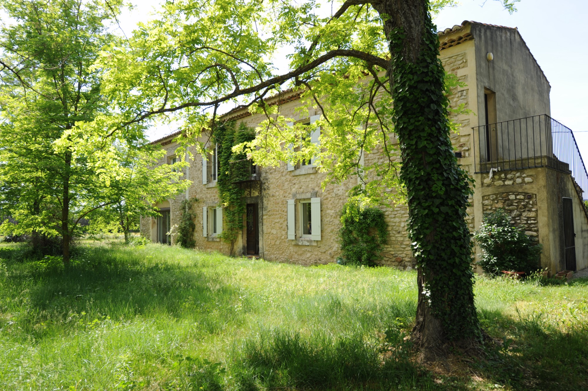 Dans le Parc du Luberon, mas provençal à rénover, avec jardin et piscine  