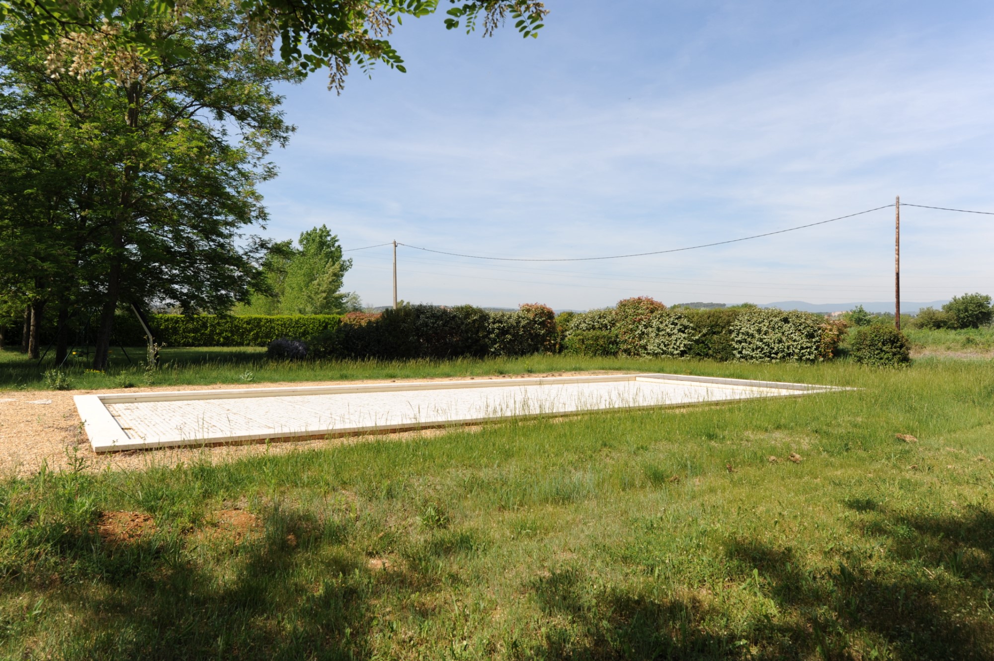 Dans le Parc du Luberon, mas provençal à rénover, avec jardin et piscine  