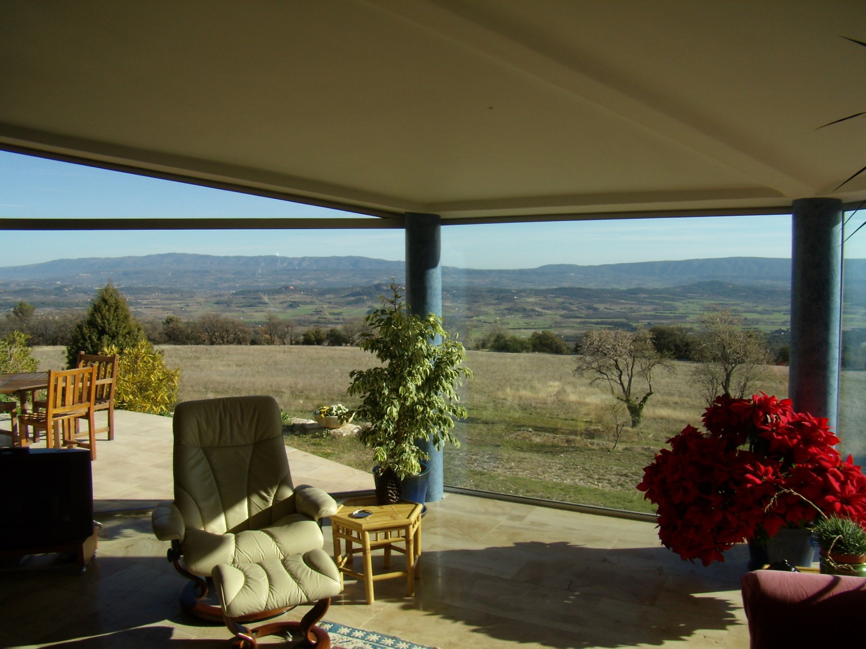 A vendre, face au Luberon,  maison en pierres, avec dépendances et vues 