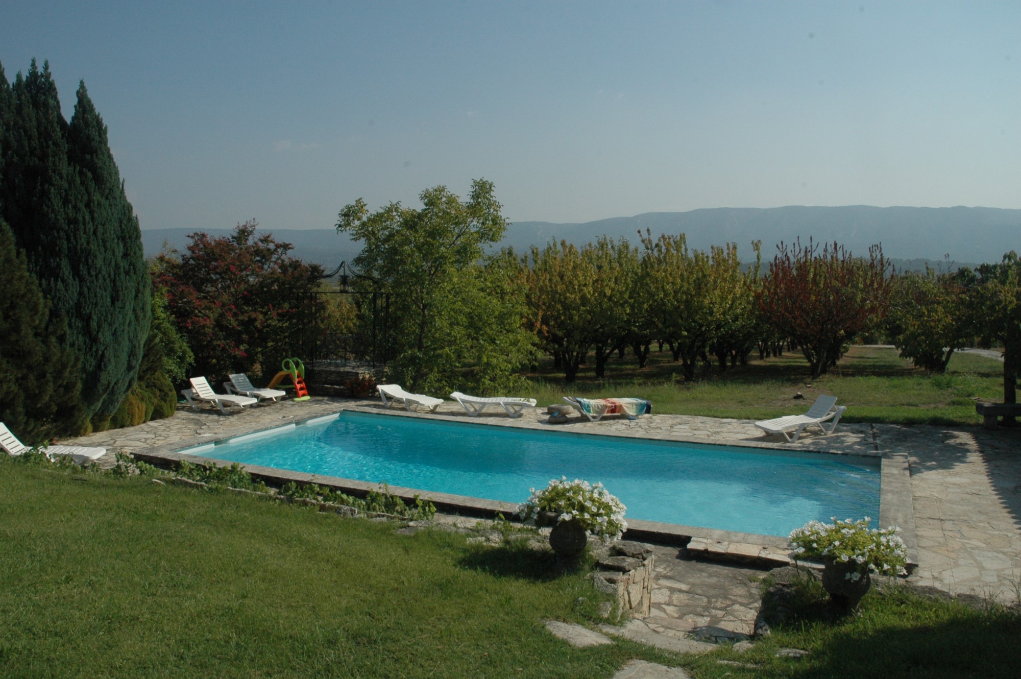 Villa en pierres dans le Luberon avec jardin, piscine et vues   à vendre