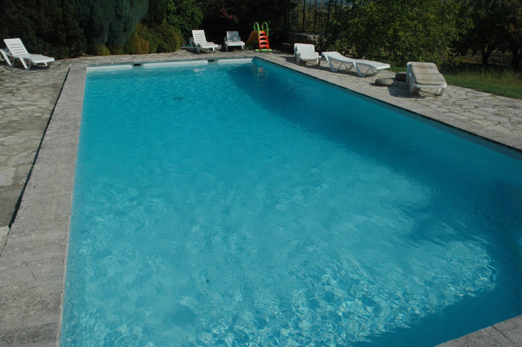 Villa en pierres dans le Luberon avec jardin, piscine et vues   à vendre
