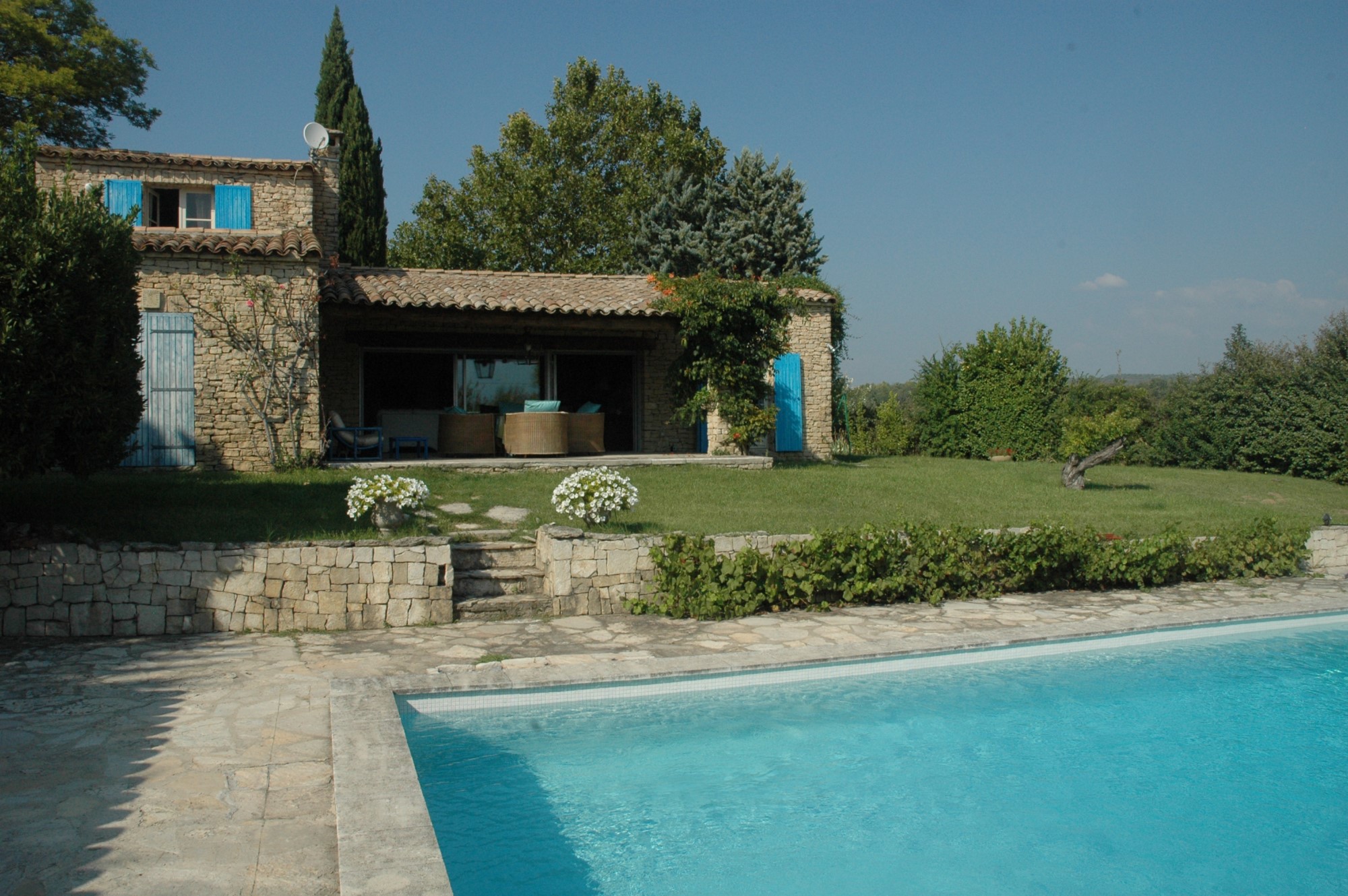 Villa en pierres dans le Luberon avec jardin, piscine et vues   à vendre