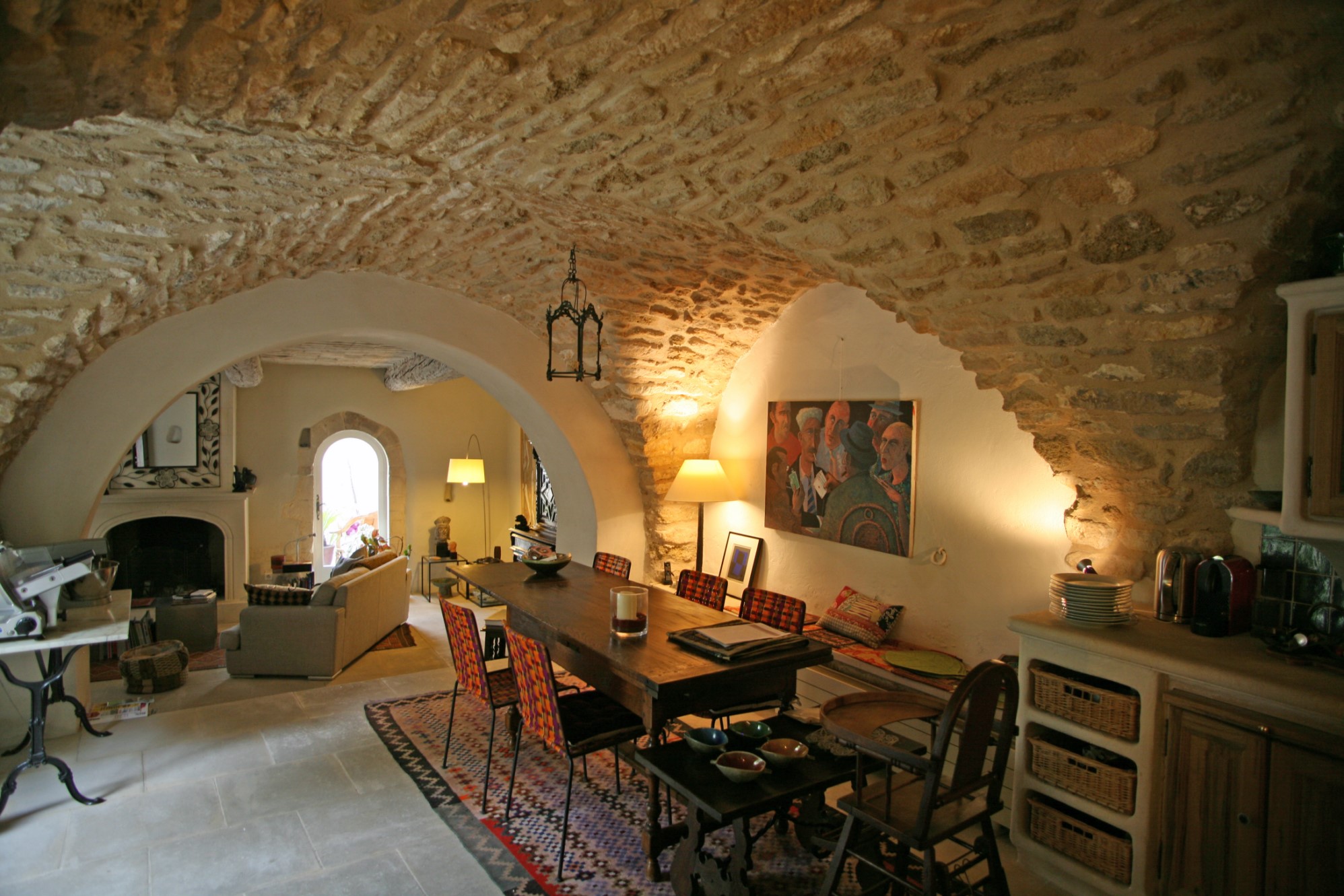 Ménerbes, maison de village avec cours et terrasse offrant des vues sur le Luberon   