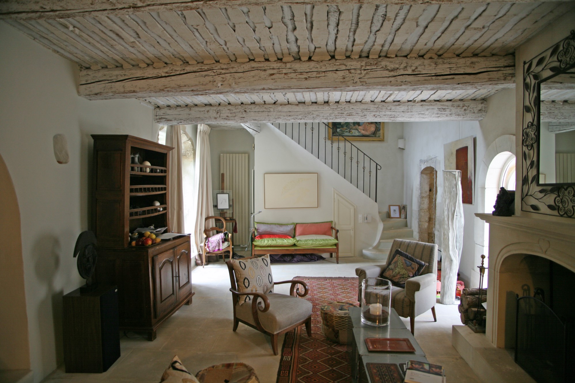 Ménerbes, maison de village avec cours et terrasse offrant des vues sur le Luberon   