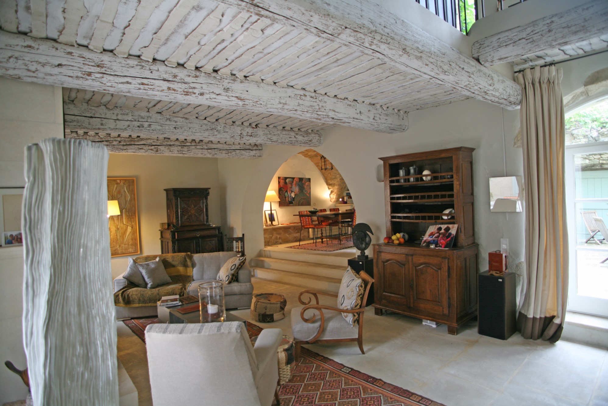 Ménerbes, maison de village avec cours et terrasse offrant des vues sur le Luberon   