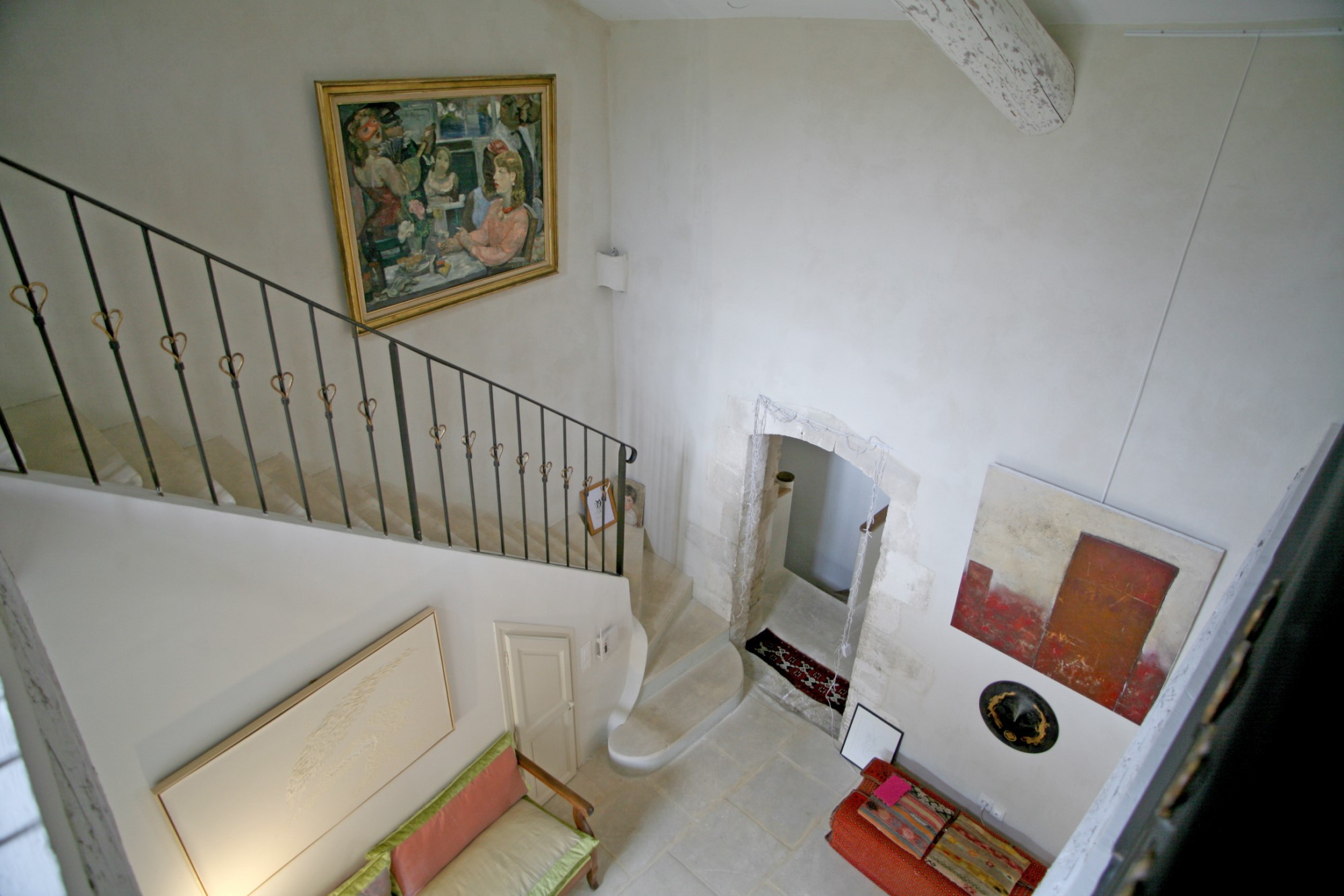 Ménerbes, maison de village avec cours et terrasse offrant des vues sur le Luberon   