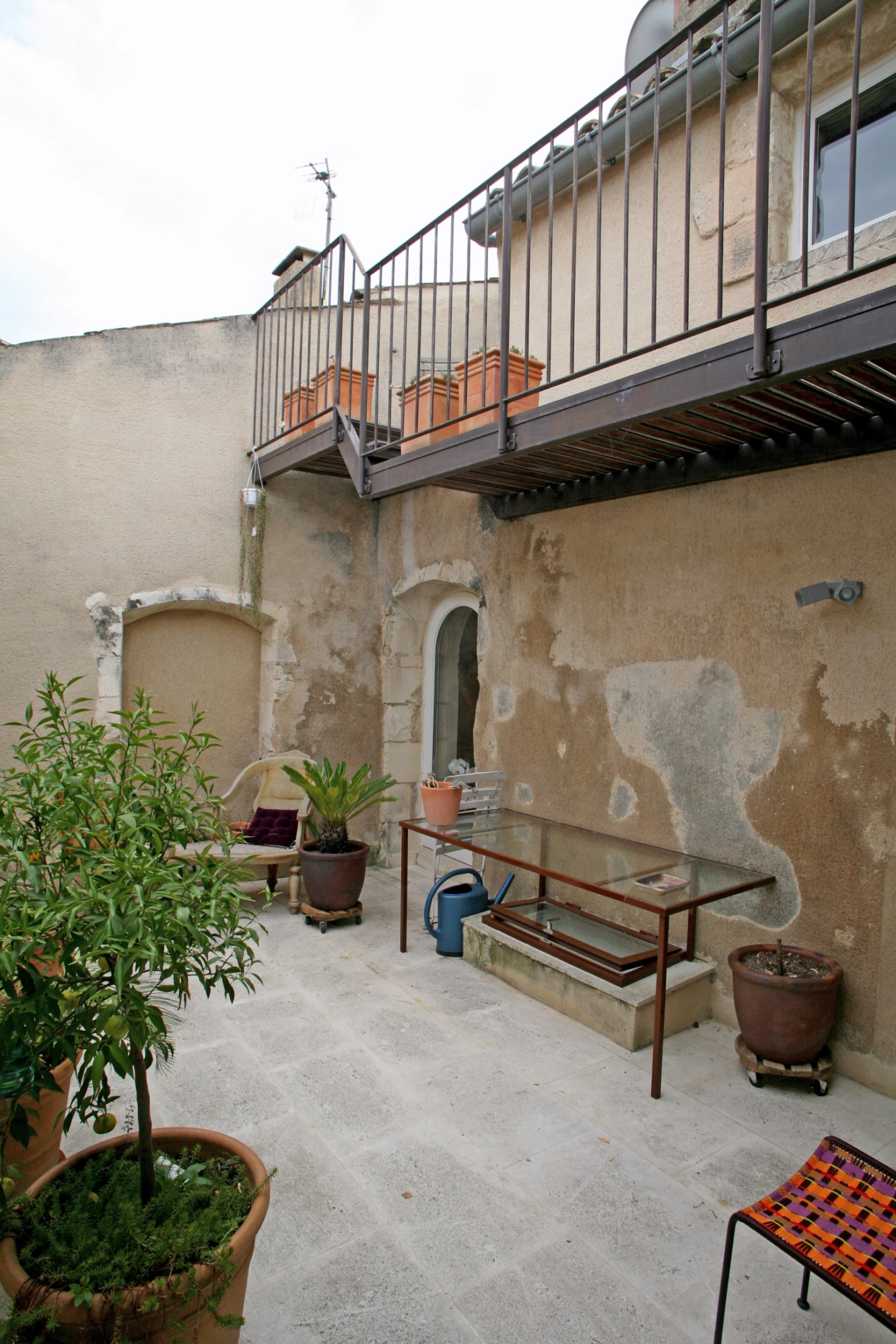 Ménerbes, maison de village avec cours et terrasse offrant des vues sur le Luberon   