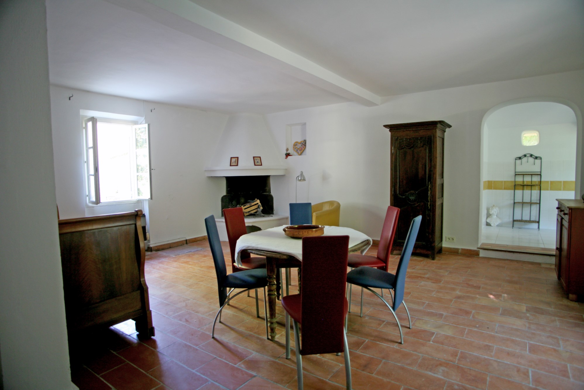 Luberon, maion en pierres dans environnement calme et préservé avec vue   