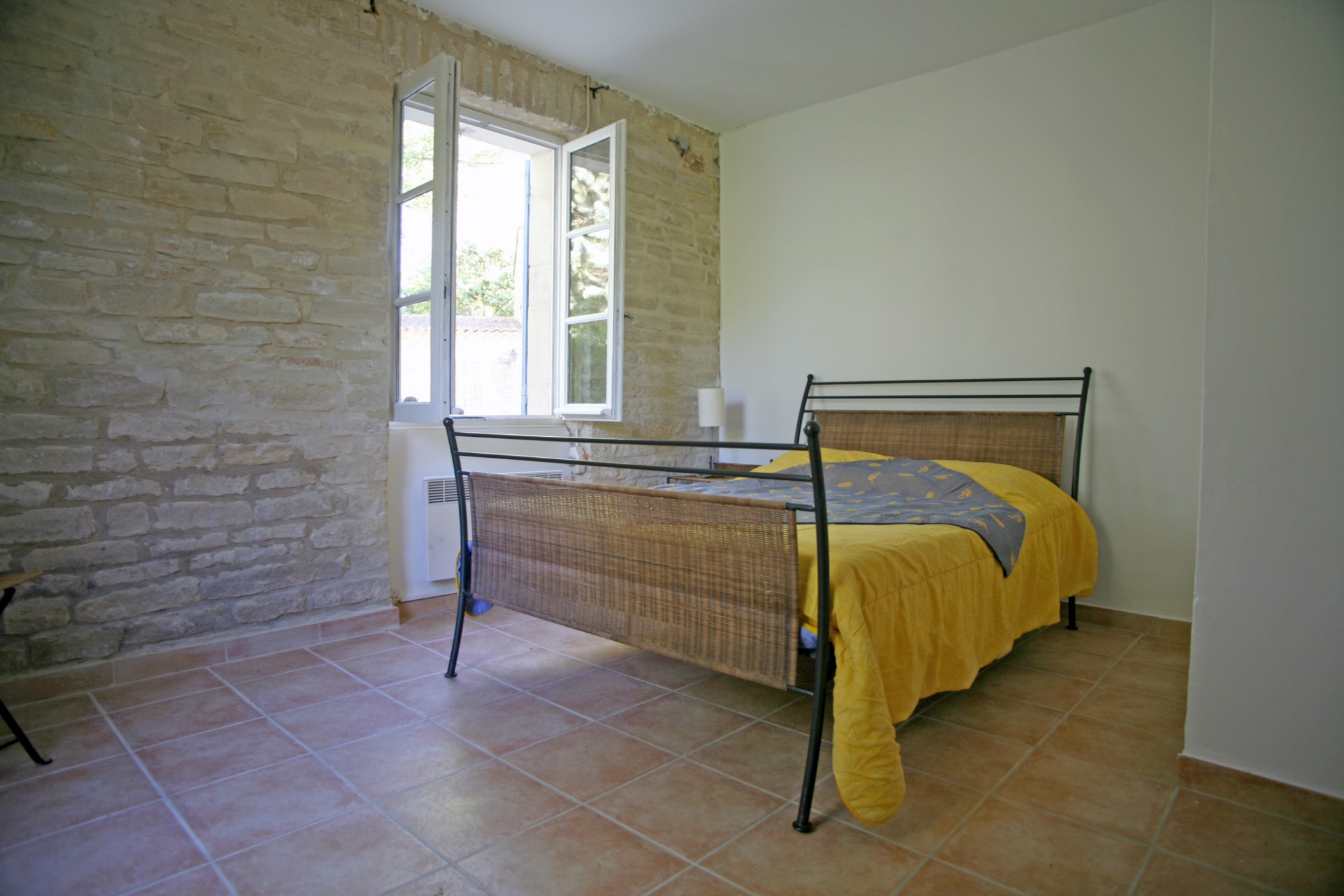 Luberon, maion en pierres dans environnement calme et préservé avec vue   