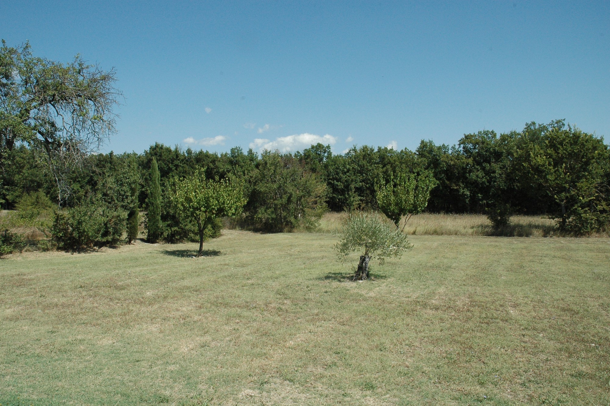 En Luberon, à vendre, propriété en pierres, sur 1,4 hectare avec piscine et dépendances  
