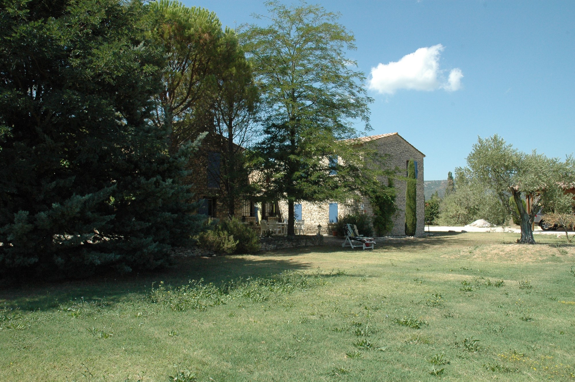 En Luberon, à vendre, propriété en pierres, sur 1,4 hectare avec piscine et dépendances  