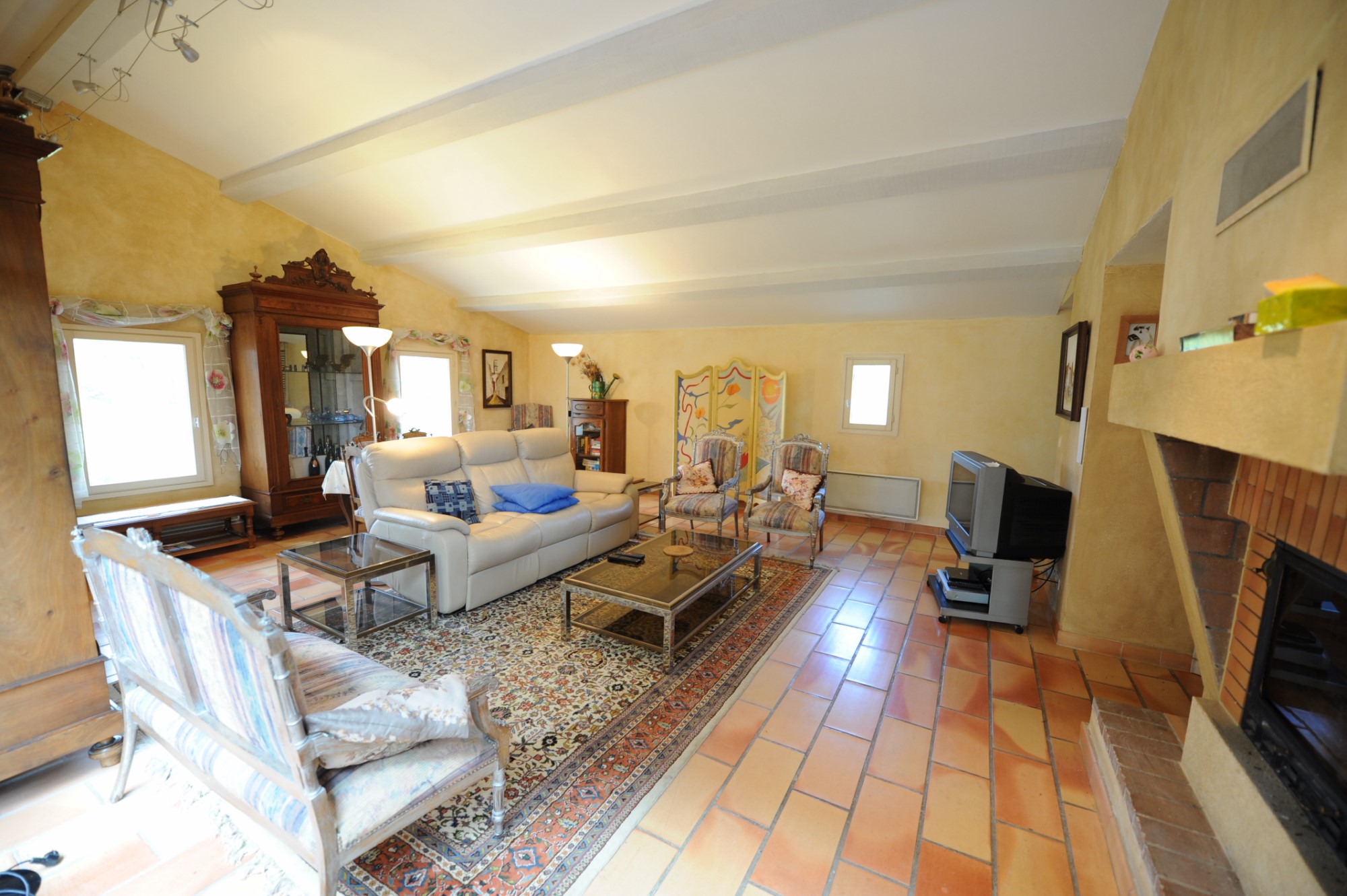 En Luberon, à vendre, propriété en pierres, sur 1,4 hectare avec piscine et dépendances  