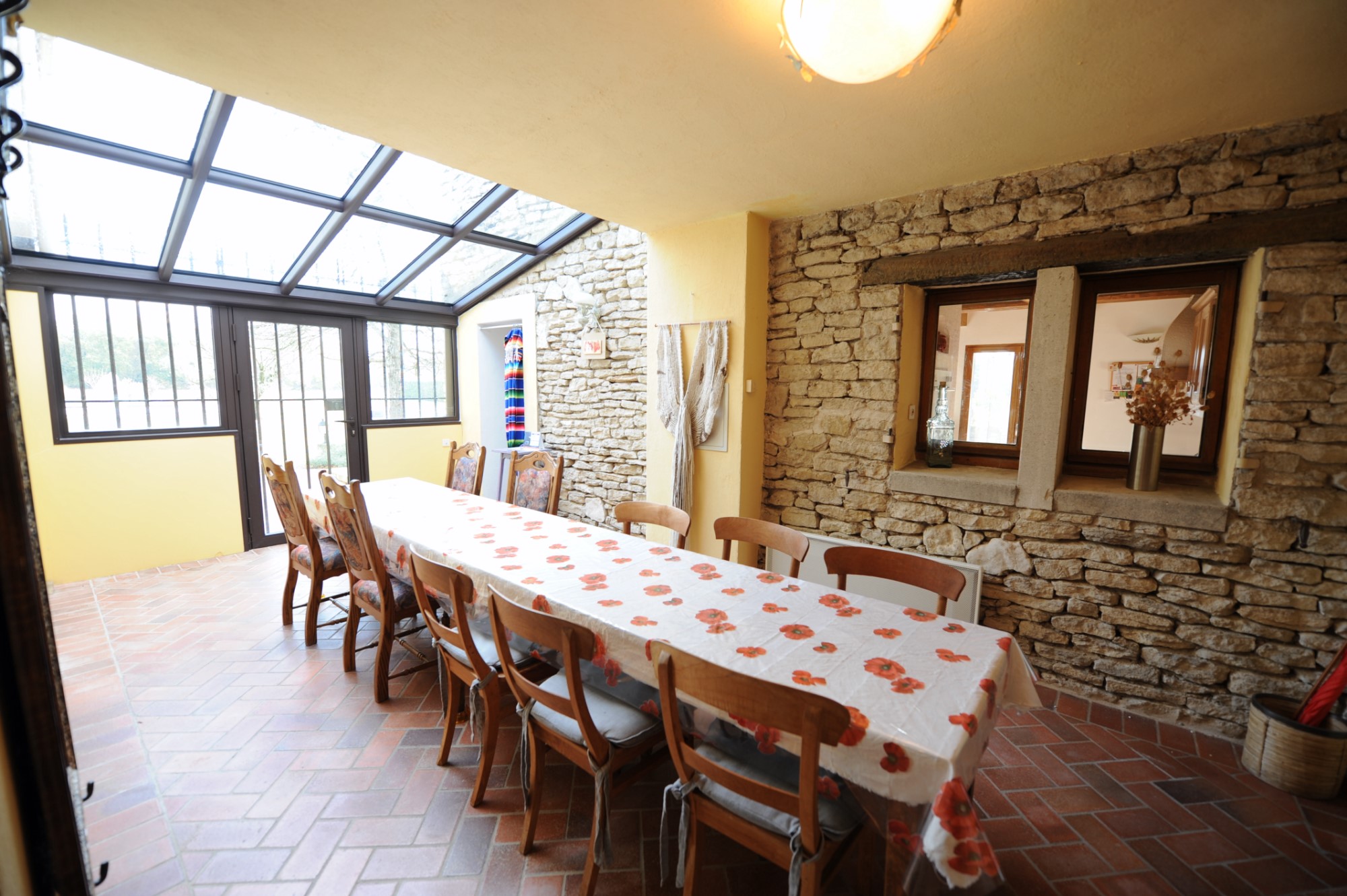 En Luberon, à vendre, propriété en pierres, sur 1,4 hectare avec piscine et dépendances  