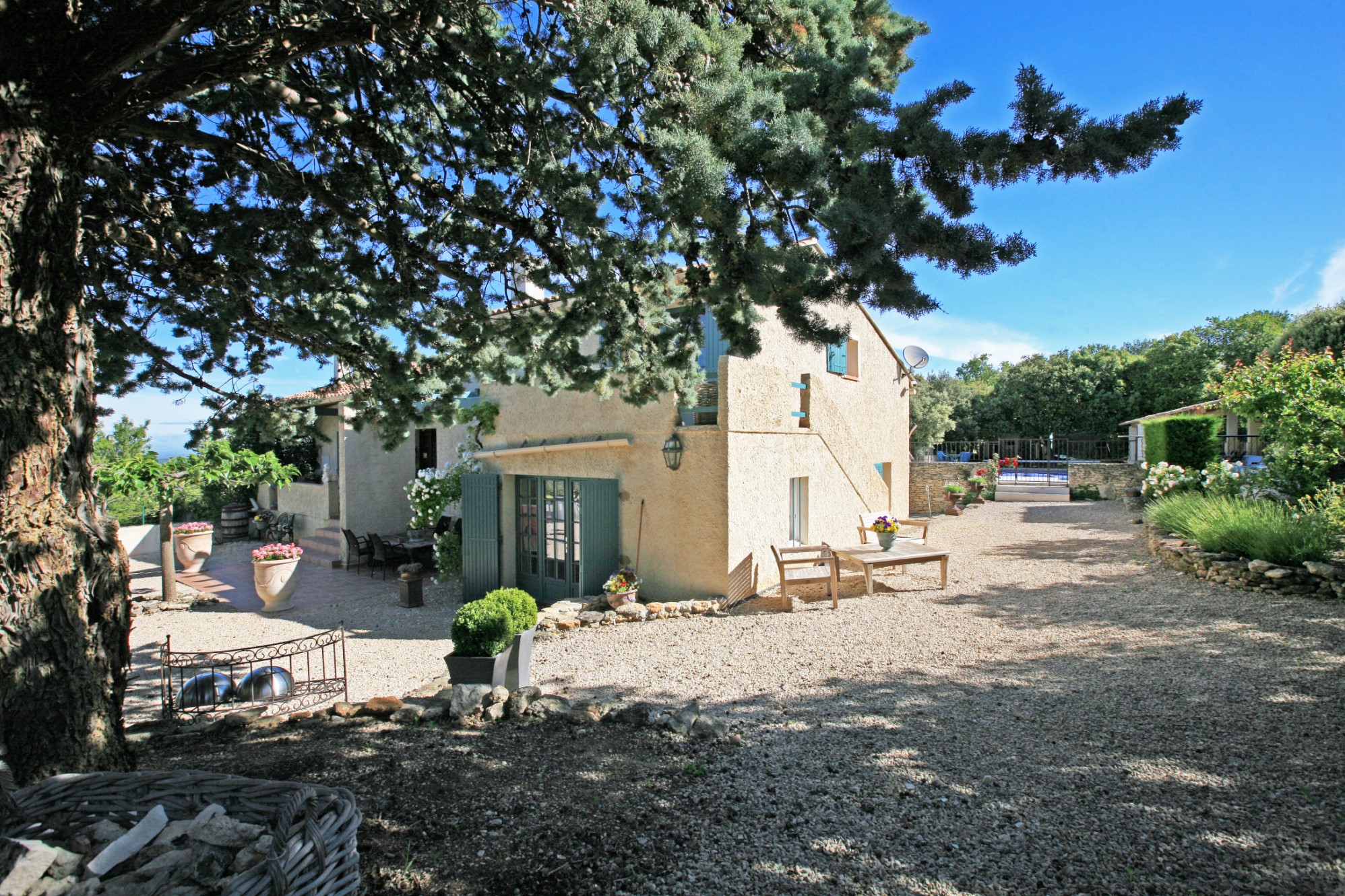 Maison de village avec piscine    