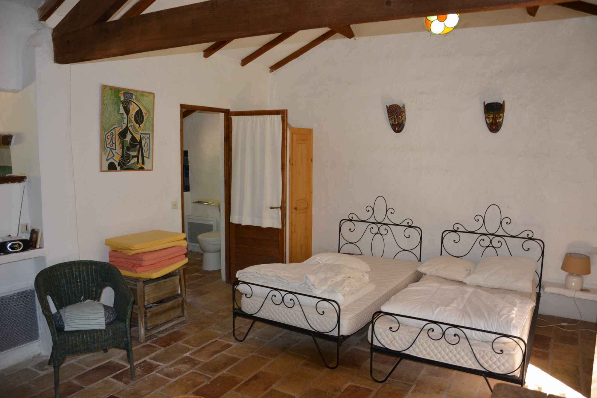 En vente,  en Luberon, propriété en pierres,  de 3 habitations sur 2.6 hectares 