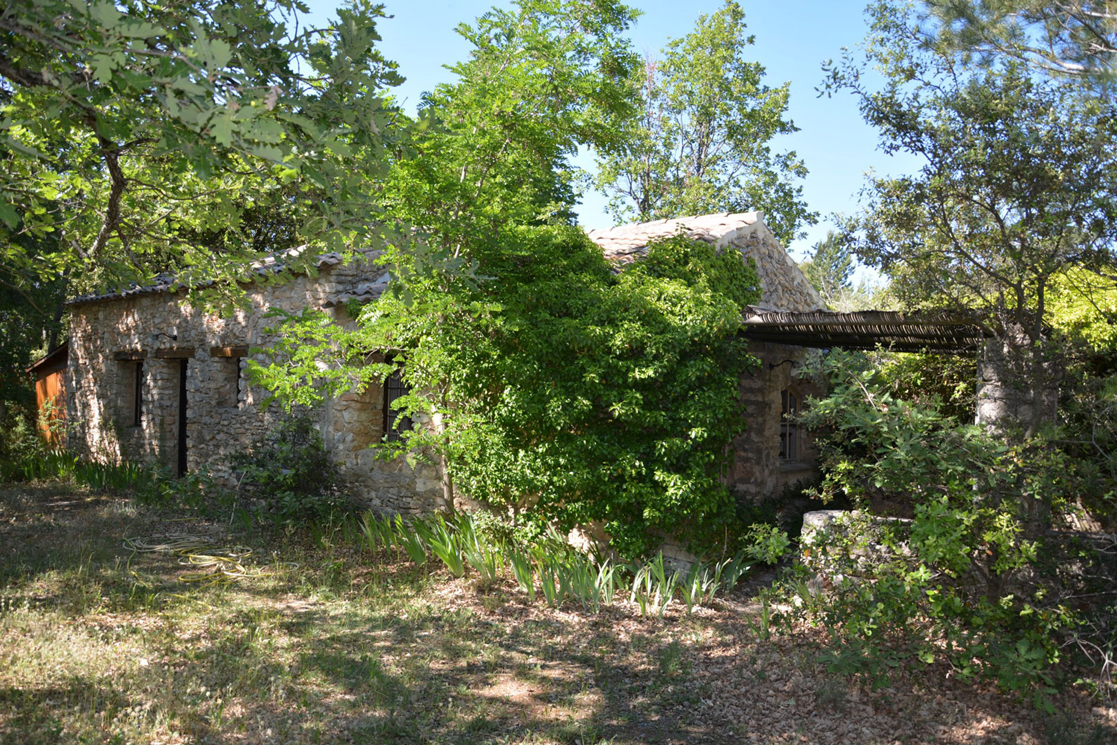 En vente,  en Luberon, propriété en pierres,  de 3 habitations sur 2.6 hectares 