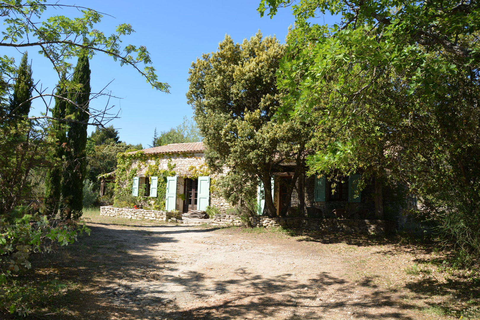 En vente,  en Luberon, propriété en pierres,  de 3 habitations sur 2.6 hectares 