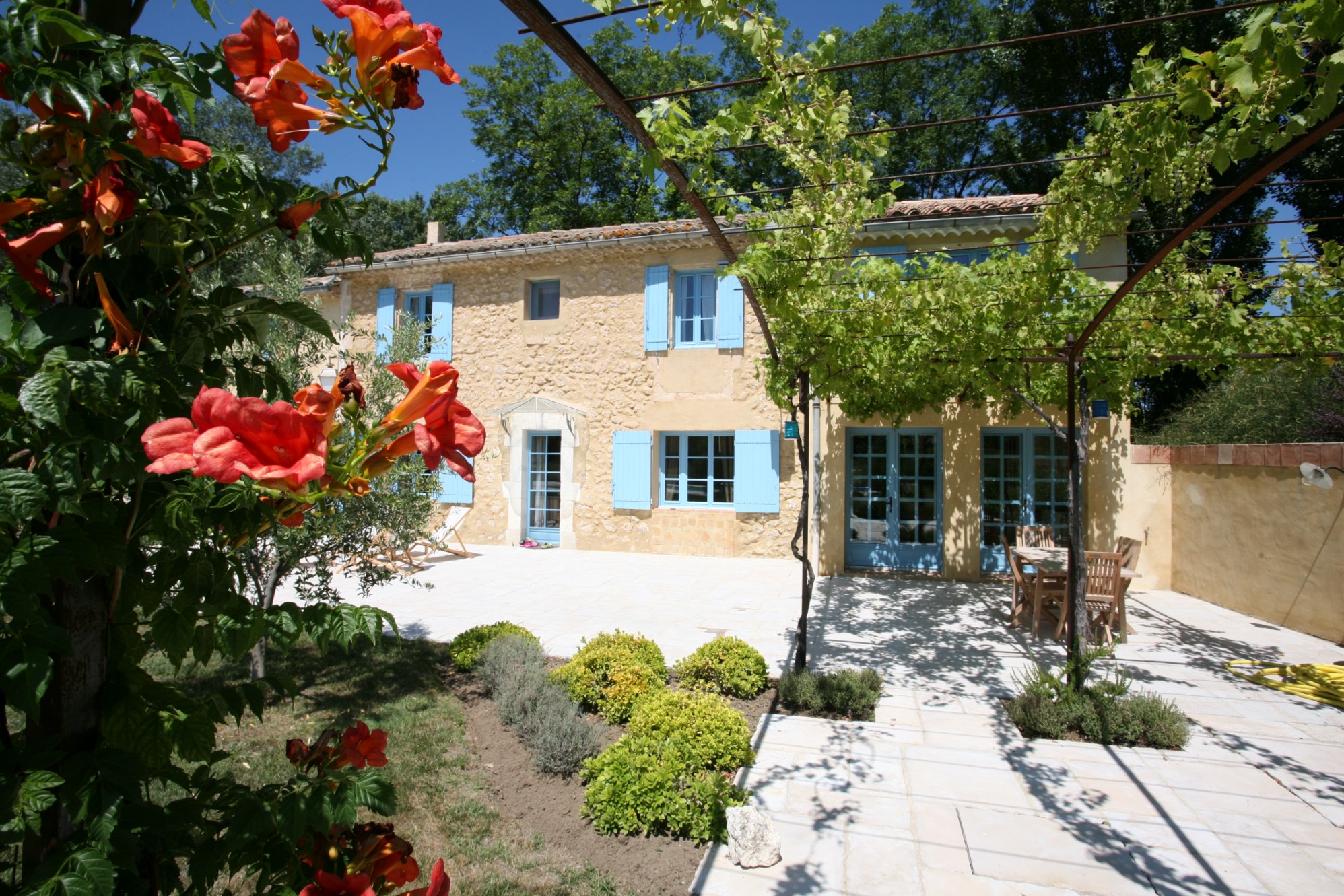 En Luberon, à vendre, traditionnelle ferme provençale,  avec terrasses et piscine 