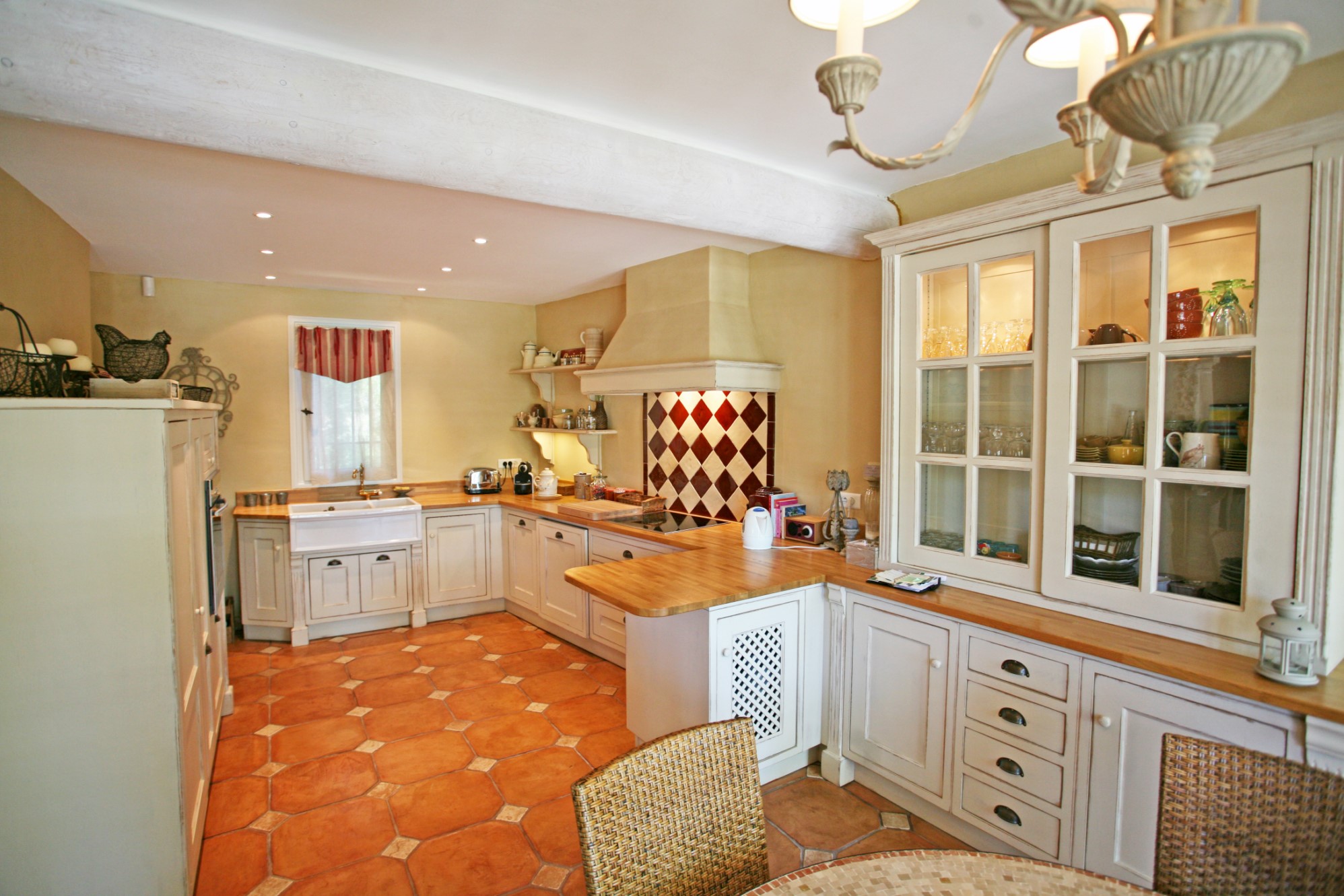 En Luberon, à vendre, traditionnelle ferme provençale,  avec terrasses et piscine 