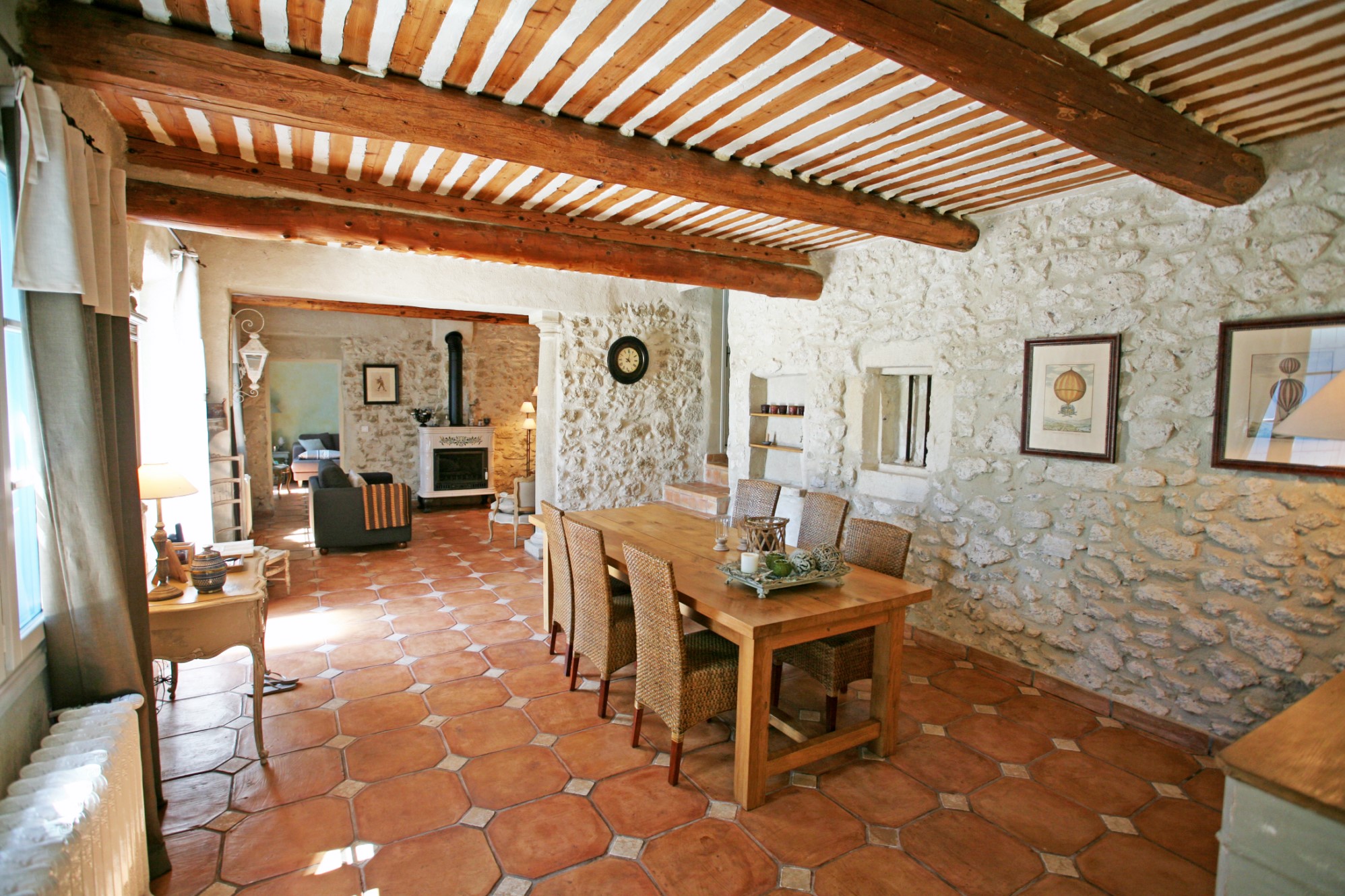 En Luberon, à vendre, traditionnelle ferme provençale,  avec terrasses et piscine 