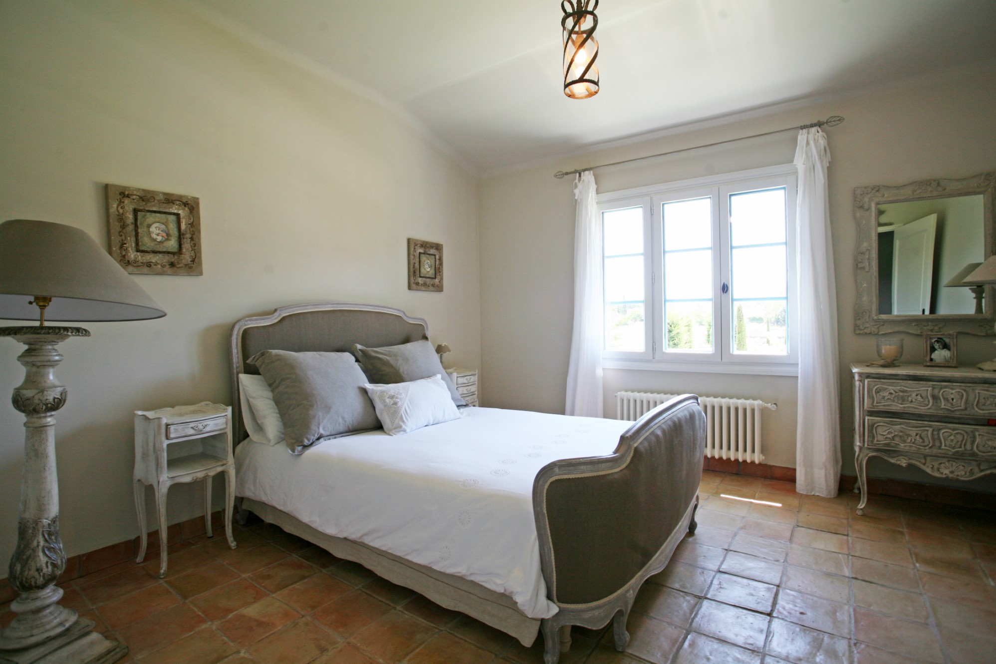 En Luberon, à vendre, traditionnelle ferme provençale,  avec terrasses et piscine 