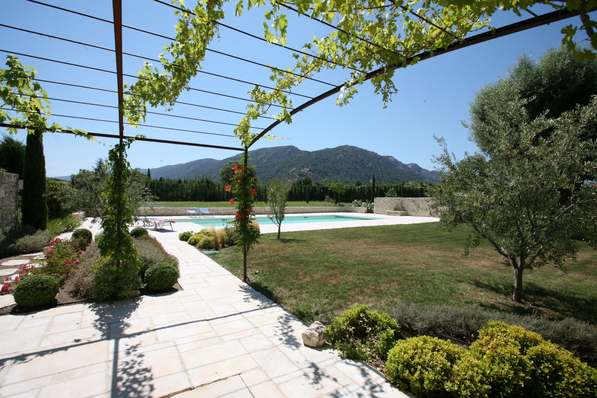 En Luberon, à vendre, traditionnelle ferme provençale,  avec terrasses et piscine 