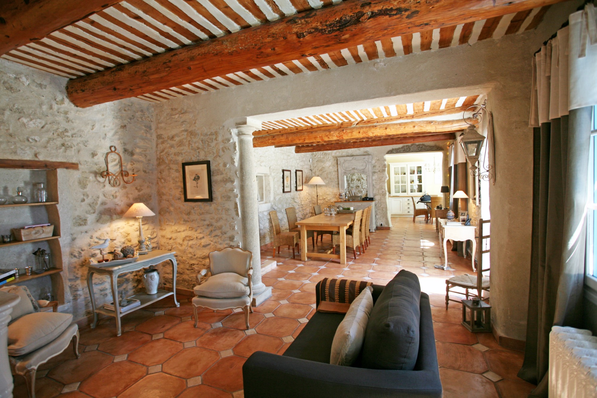 En Luberon, à vendre, traditionnelle ferme provençale,  avec terrasses et piscine 