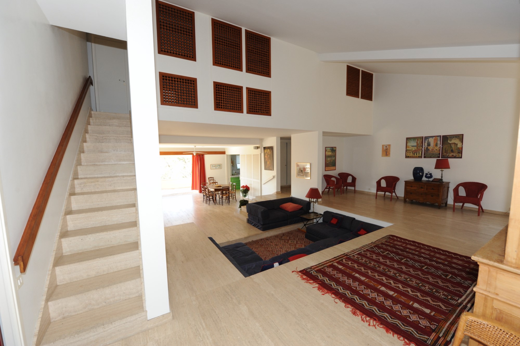 A quelques minutes de la Cité des Papes, à vendre, agréable villa d'architecte  