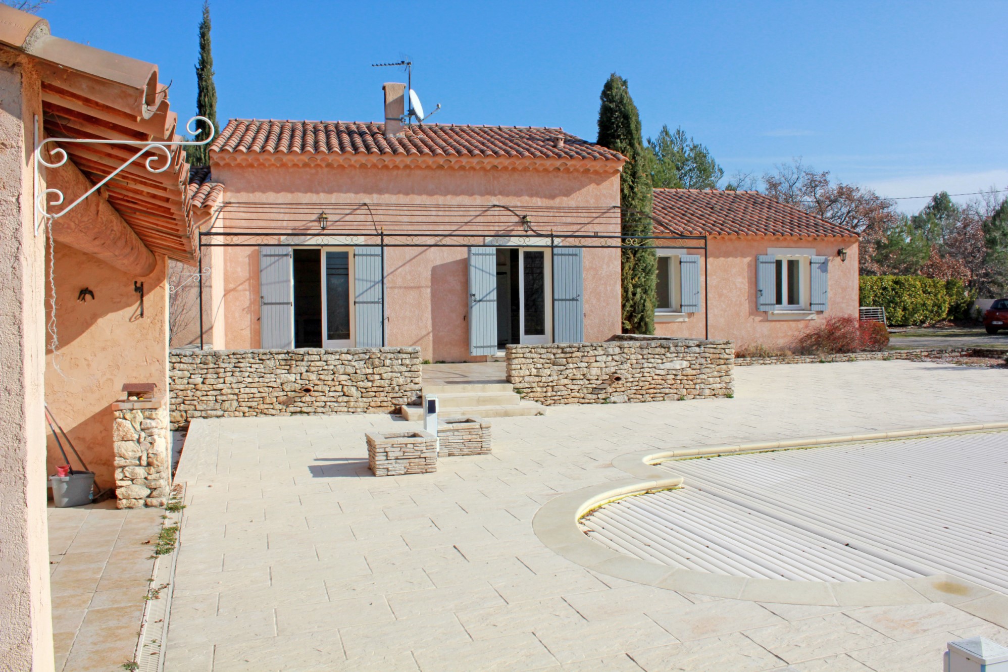 Maison traditionnelle avec piscine et vue sur le Luberon     