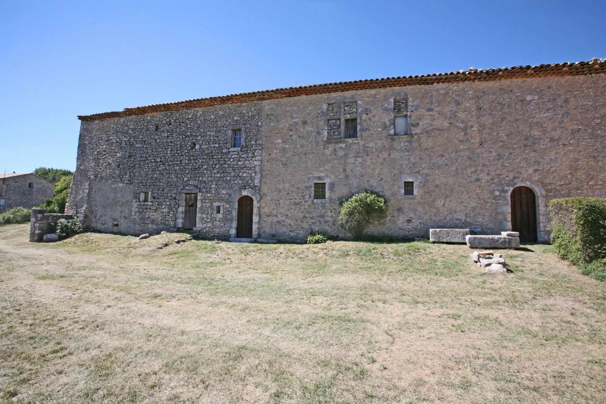 A vendre, en Luberon ancienne ferme du XVème siècle,  sur une soixantaine d'hectares 