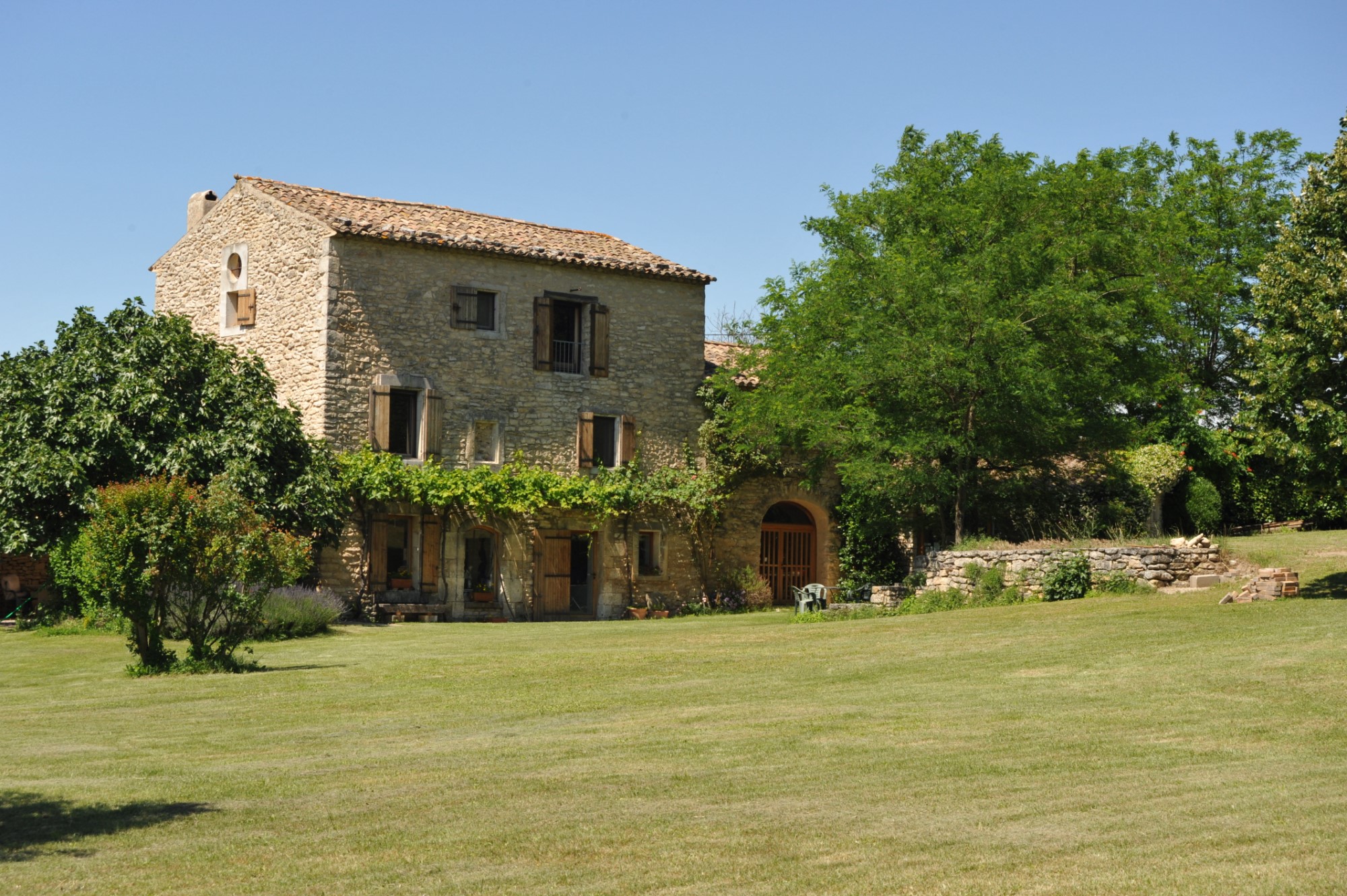 En Luberon, authentique mas rénové à vendre avec piscine et vue spectaculaire    