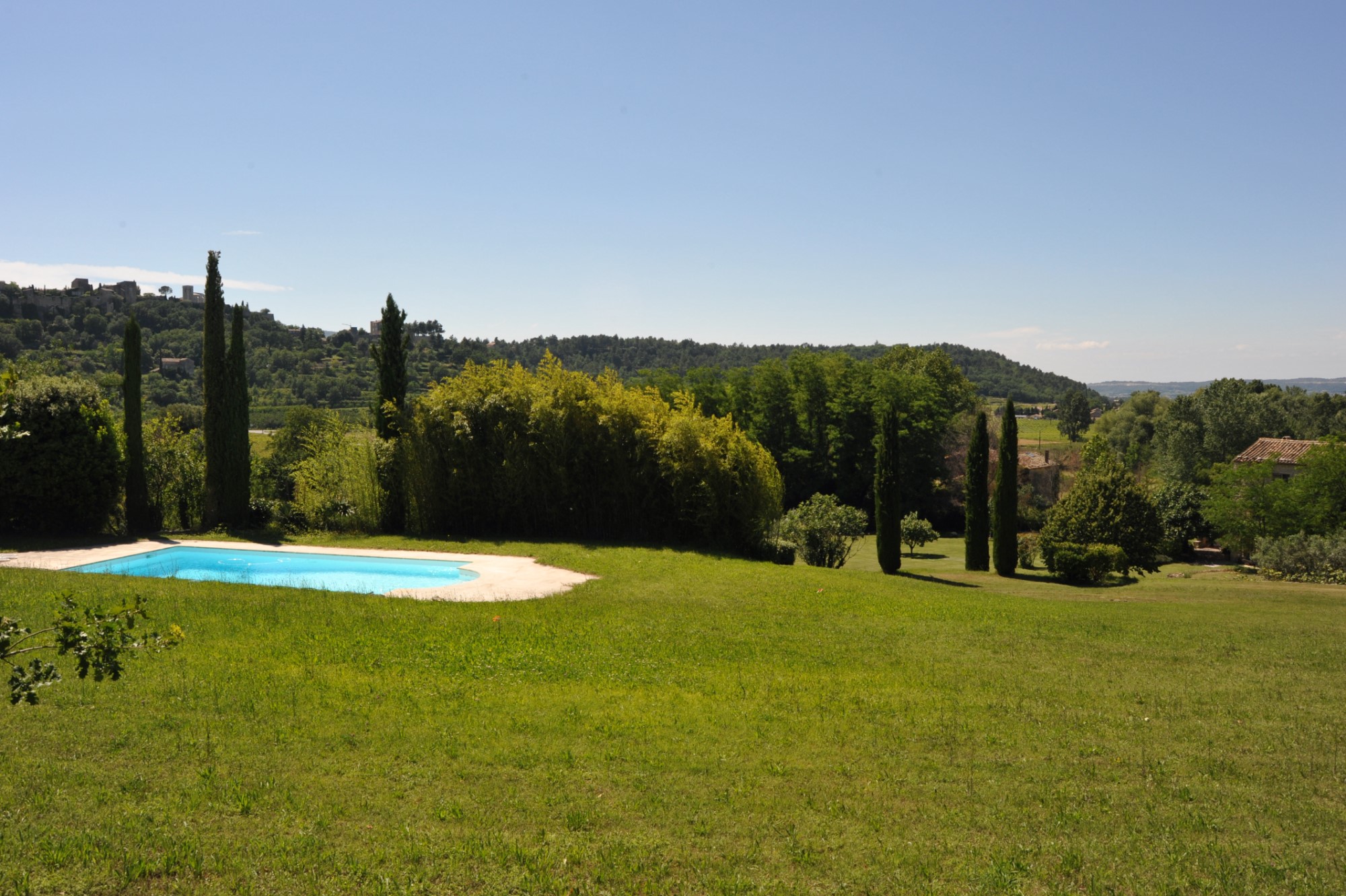 En Luberon, authentique mas rénové à vendre avec piscine et vue spectaculaire    