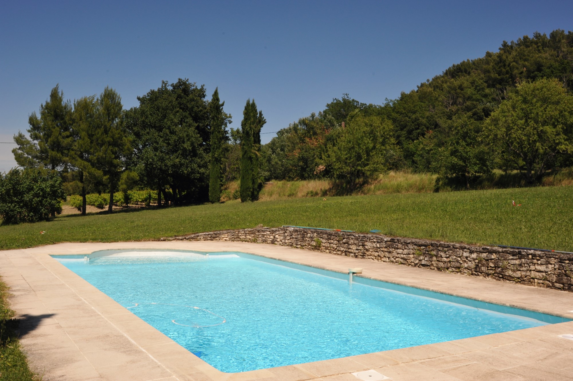 En Luberon, authentique mas rénové à vendre avec piscine et vue spectaculaire    