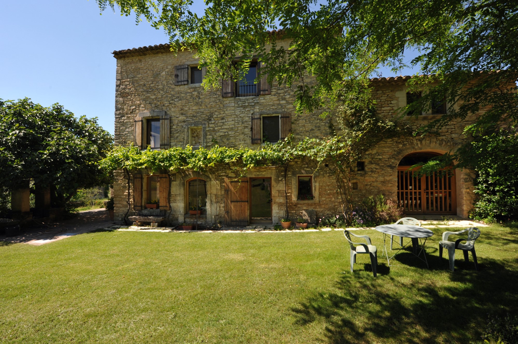 En Luberon, authentique mas rénové à vendre avec piscine et vue spectaculaire    