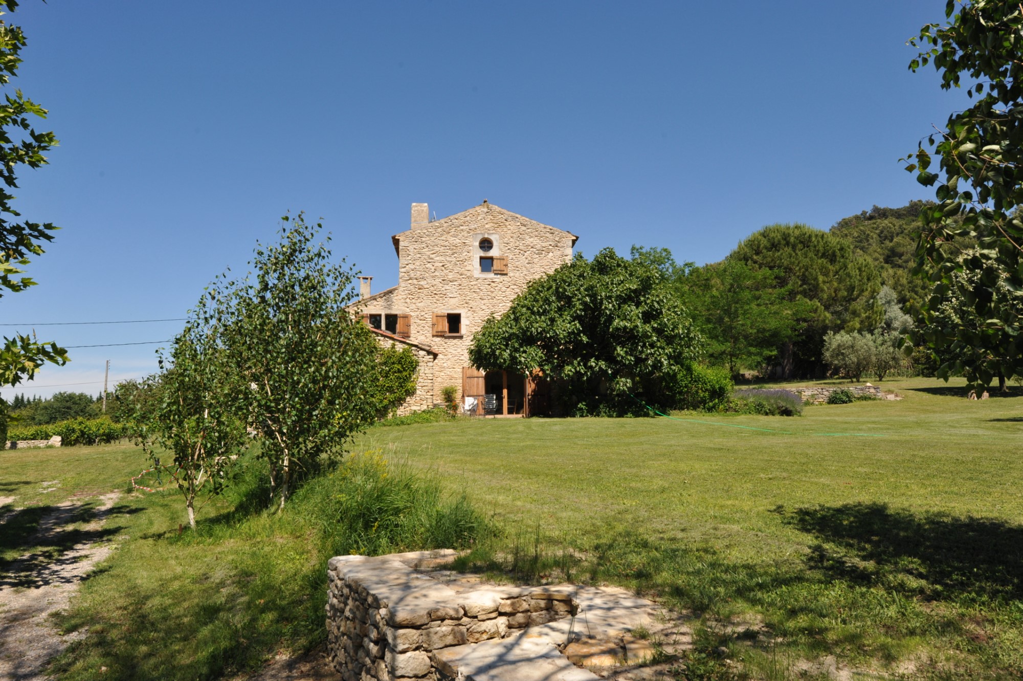 En Luberon, authentique mas rénové à vendre avec piscine et vue spectaculaire    