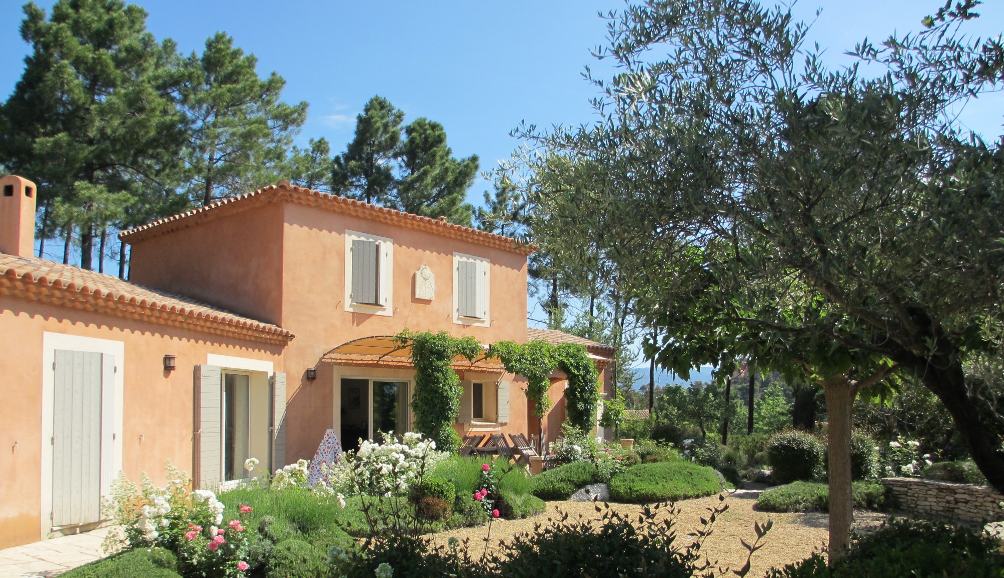 Maison provençale avec joli parc paysagé proche de Roussillon    