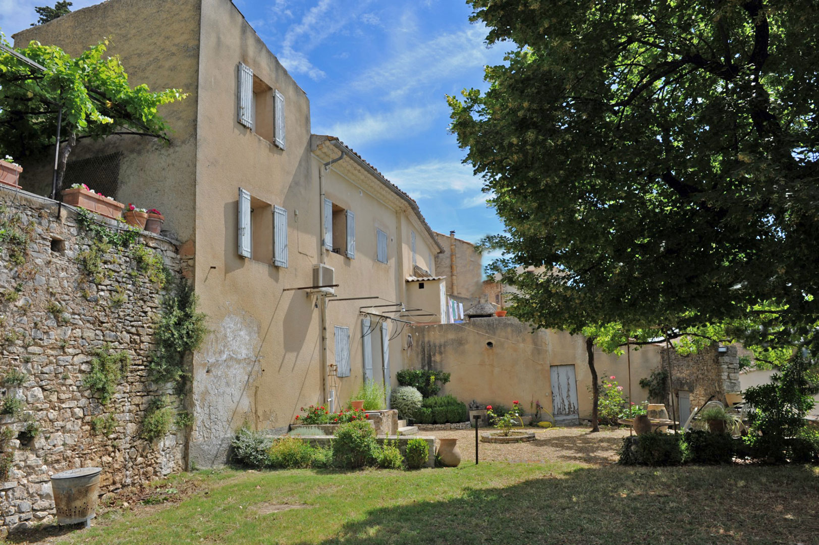 Maison de village avec jardin, garage et dépendances   à vendre en Luberon