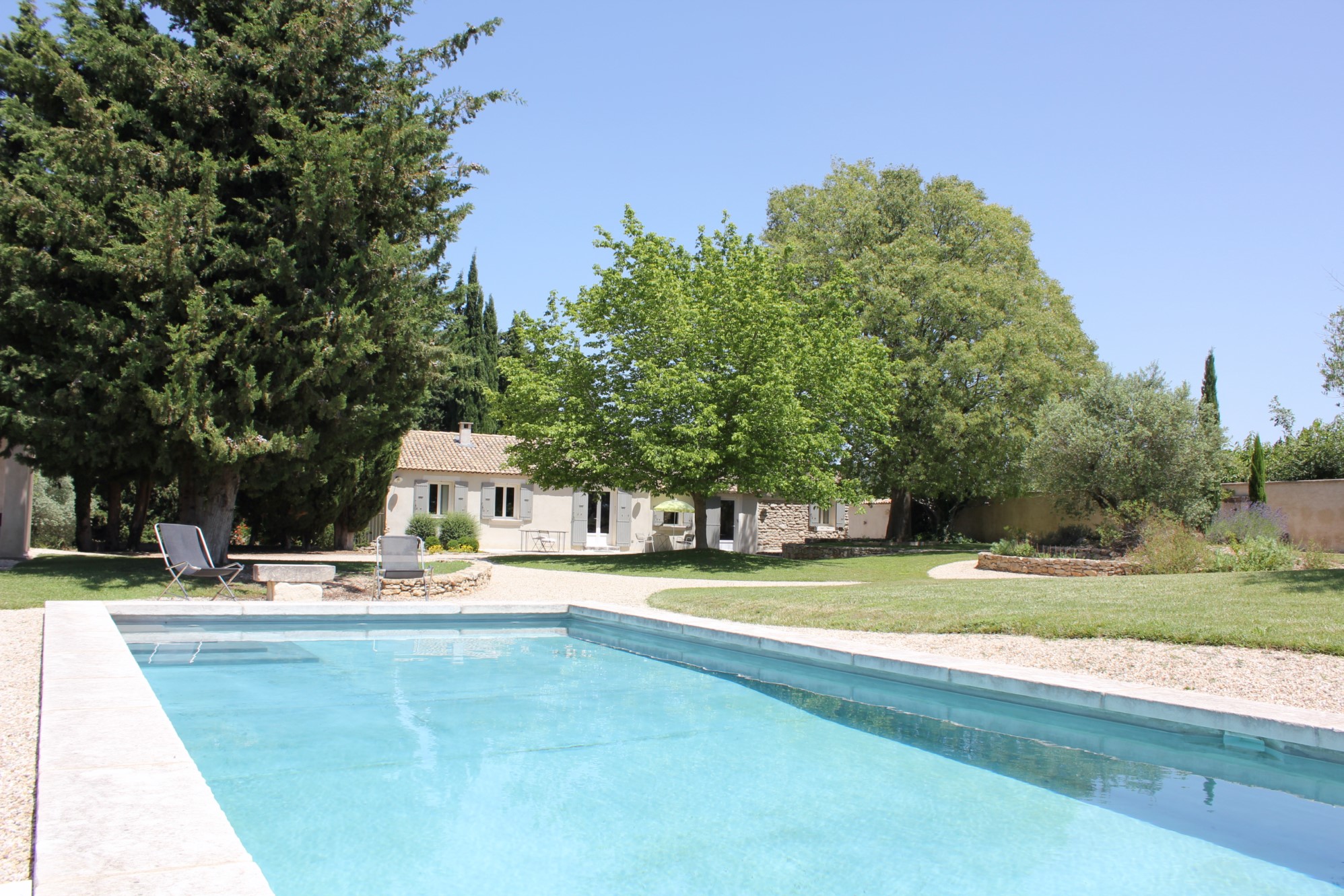 Jolie maison de plain pied avec piscine à vendre dans le Luberon