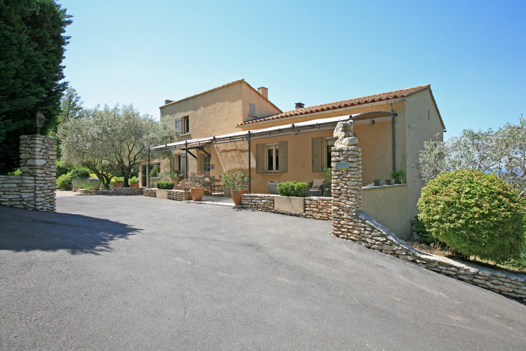 Propriété avec chambres d'hôtes en vente en Luberon, avec vues sublimes   