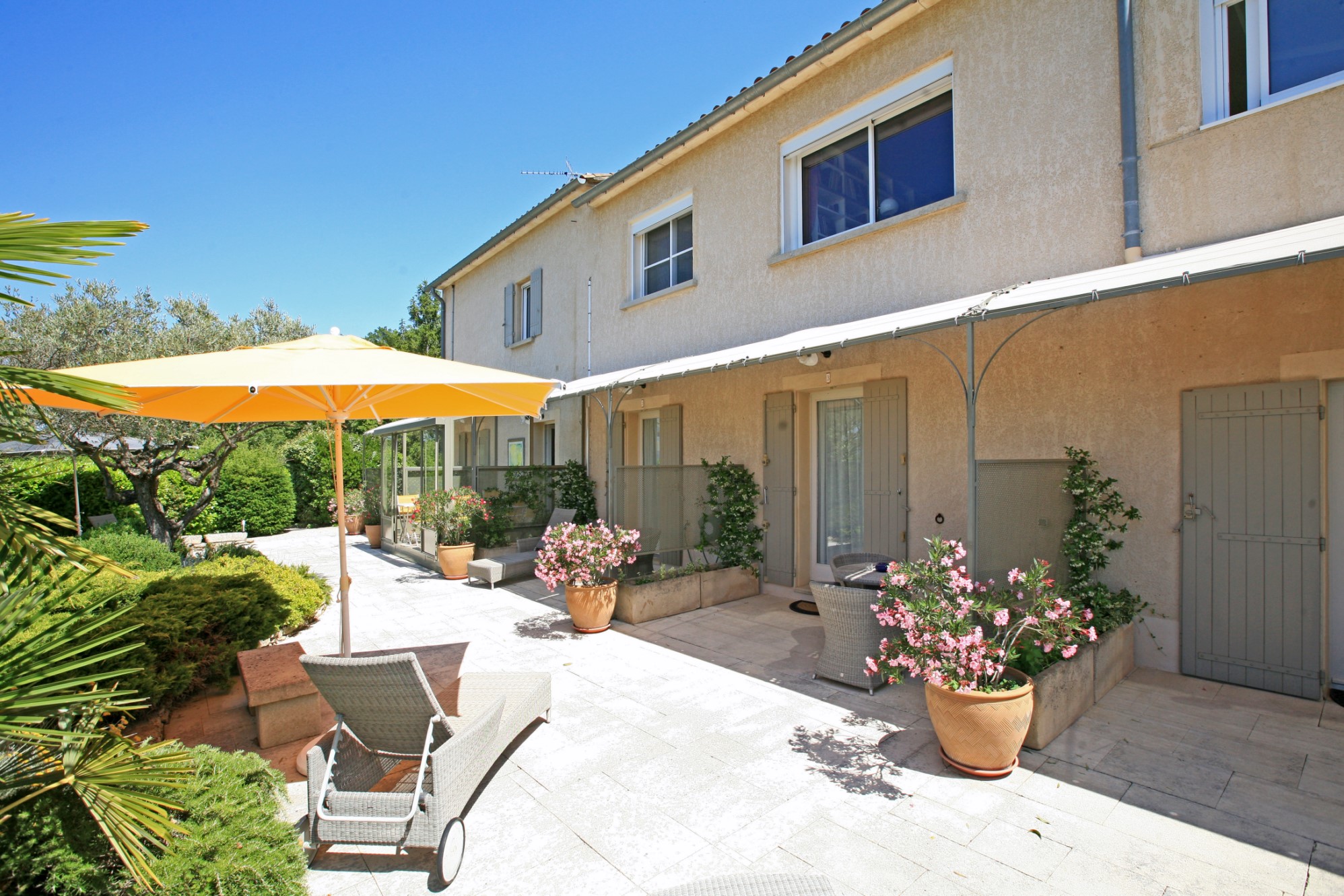 Propriété avec chambres d'hôtes en vente en Luberon, avec vues sublimes   