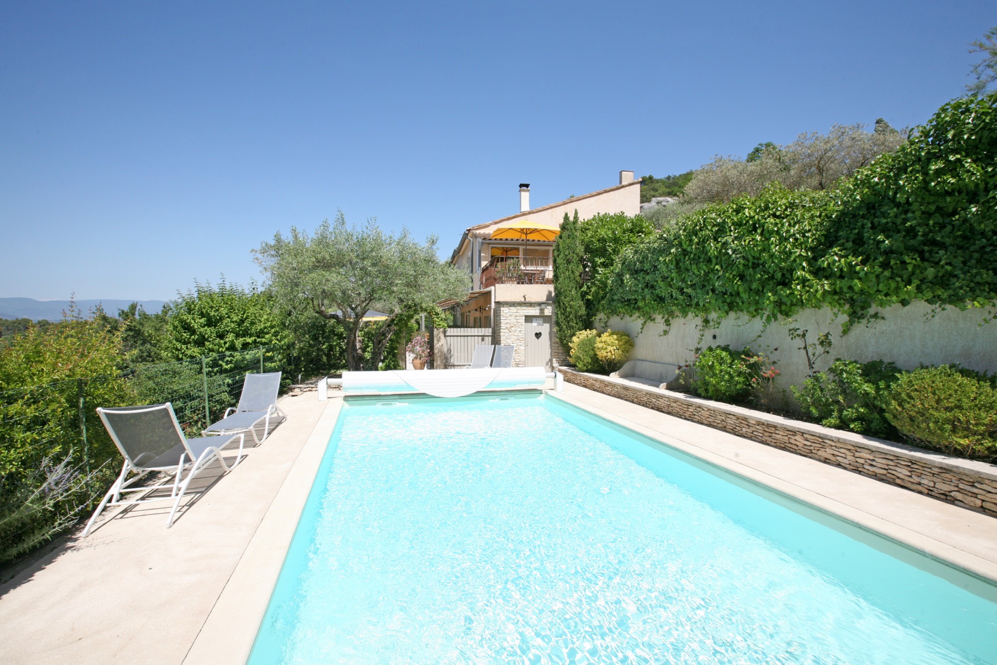 Propriété avec piscine et vues superbes en Luberon